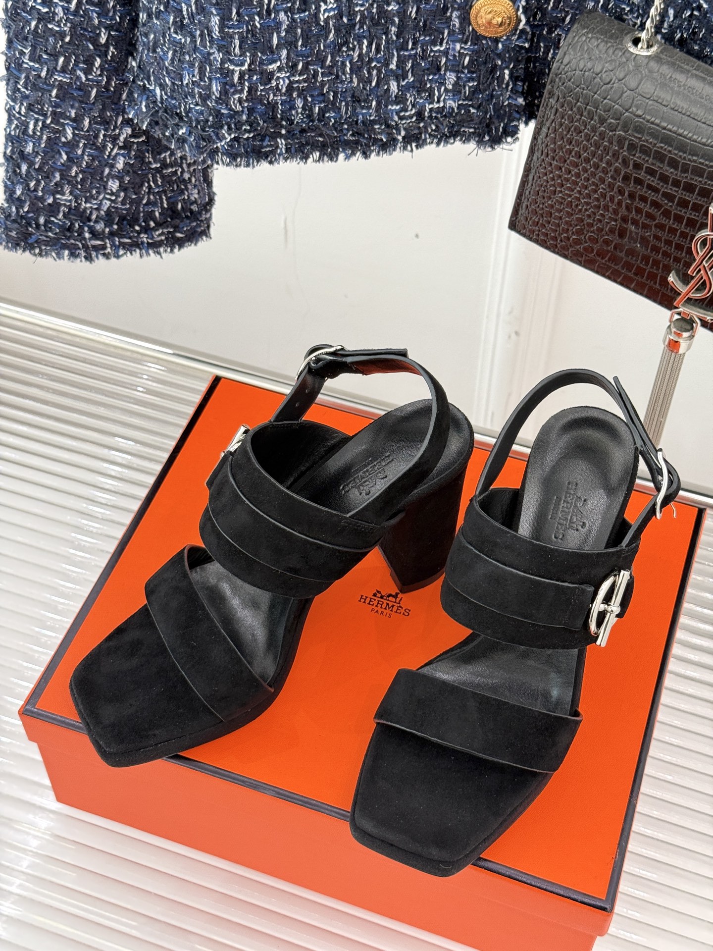 
Hermès/爱马仕经典防水台一字带
粗跟高跟凉鞋
极约复古的设计 浓厚的异域风情
时髦感十足、随便上