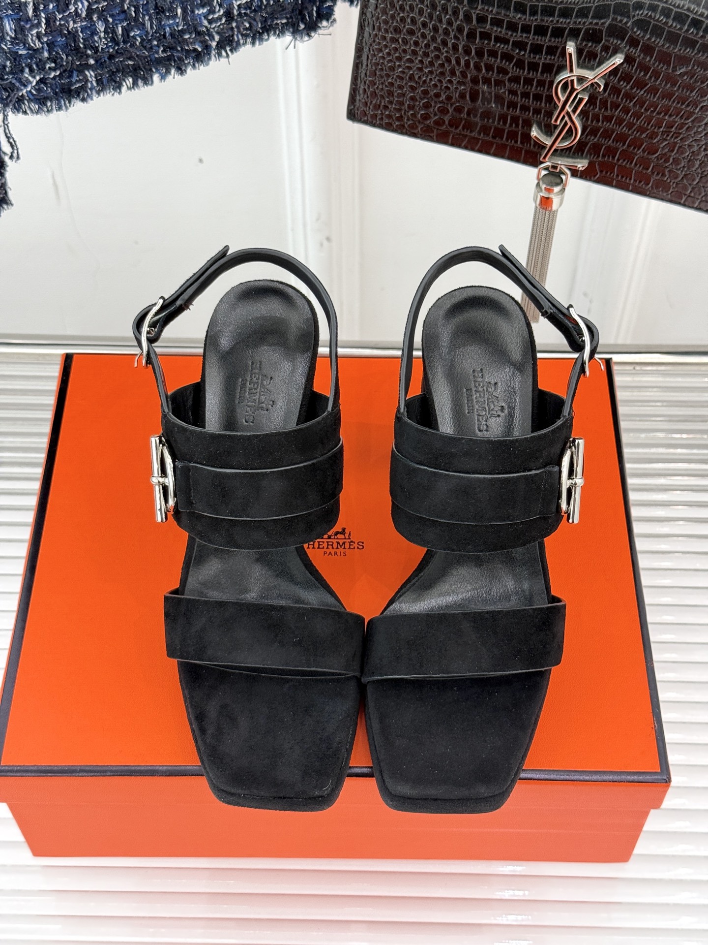 
Hermès/爱马仕经典防水台一字带
粗跟高跟凉鞋
极约复古的设计 浓厚的异域风情
时髦感十足、随便上