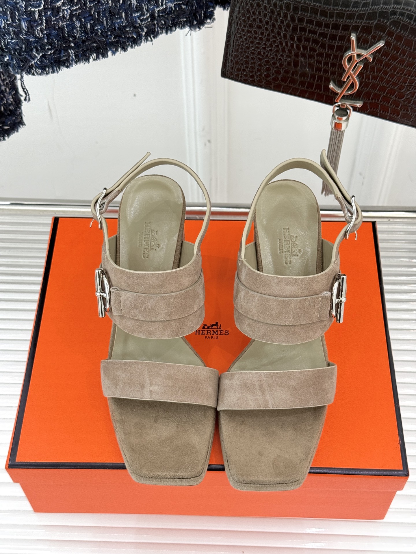 
Hermès/爱马仕经典防水台一字带
粗跟高跟凉鞋
极约复古的设计 浓厚的异域风情
时髦感十足、随便上