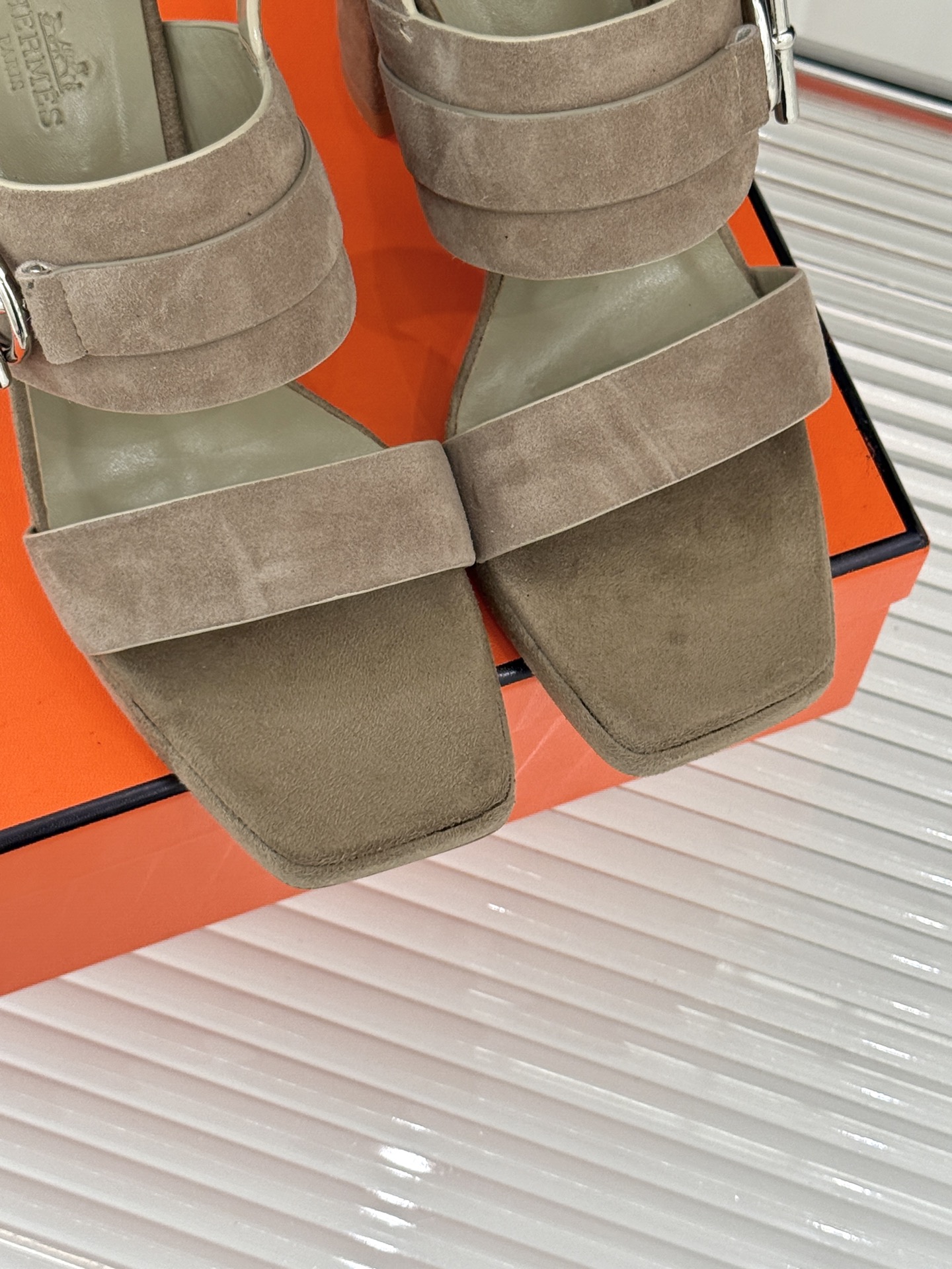 
Hermès/爱马仕经典防水台一字带
粗跟高跟凉鞋
极约复古的设计 浓厚的异域风情
时髦感十足、随便上