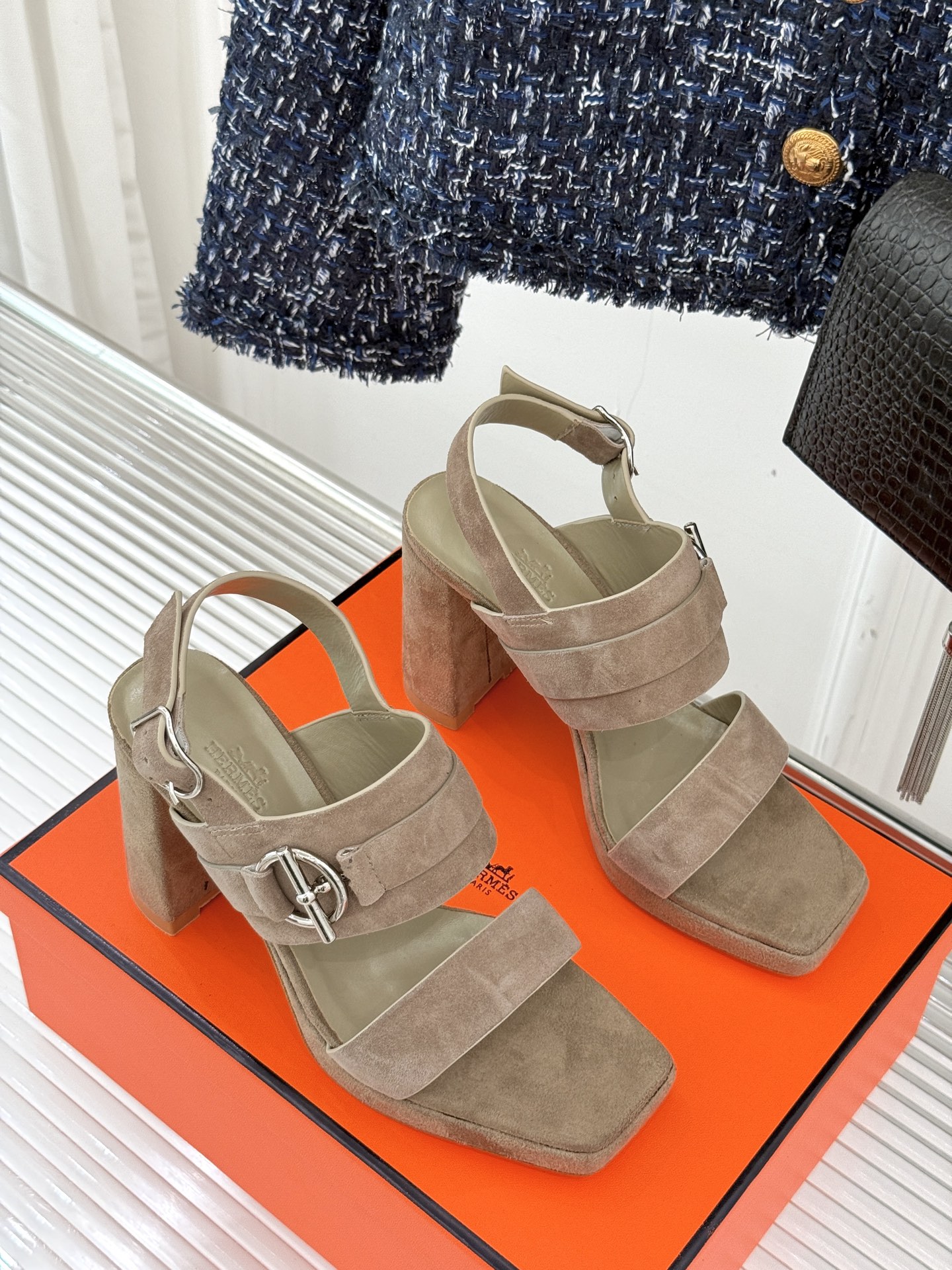 
Hermès/爱马仕经典防水台一字带
粗跟高跟凉鞋
极约复古的设计 浓厚的异域风情
时髦感十足、随便上