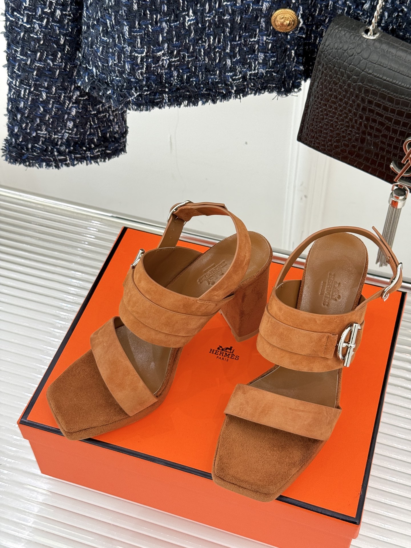 
Hermès/爱马仕经典防水台一字带
粗跟高跟凉鞋
极约复古的设计 浓厚的异域风情
时髦感十足、随便上