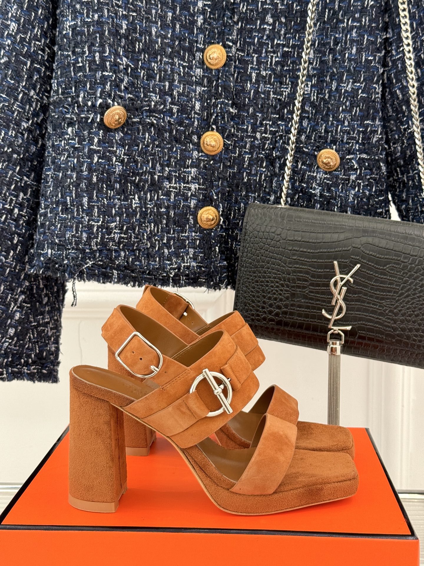 
Hermès/爱马仕经典防水台一字带
粗跟高跟凉鞋
极约复古的设计 浓厚的异域风情
时髦感十足、随便上