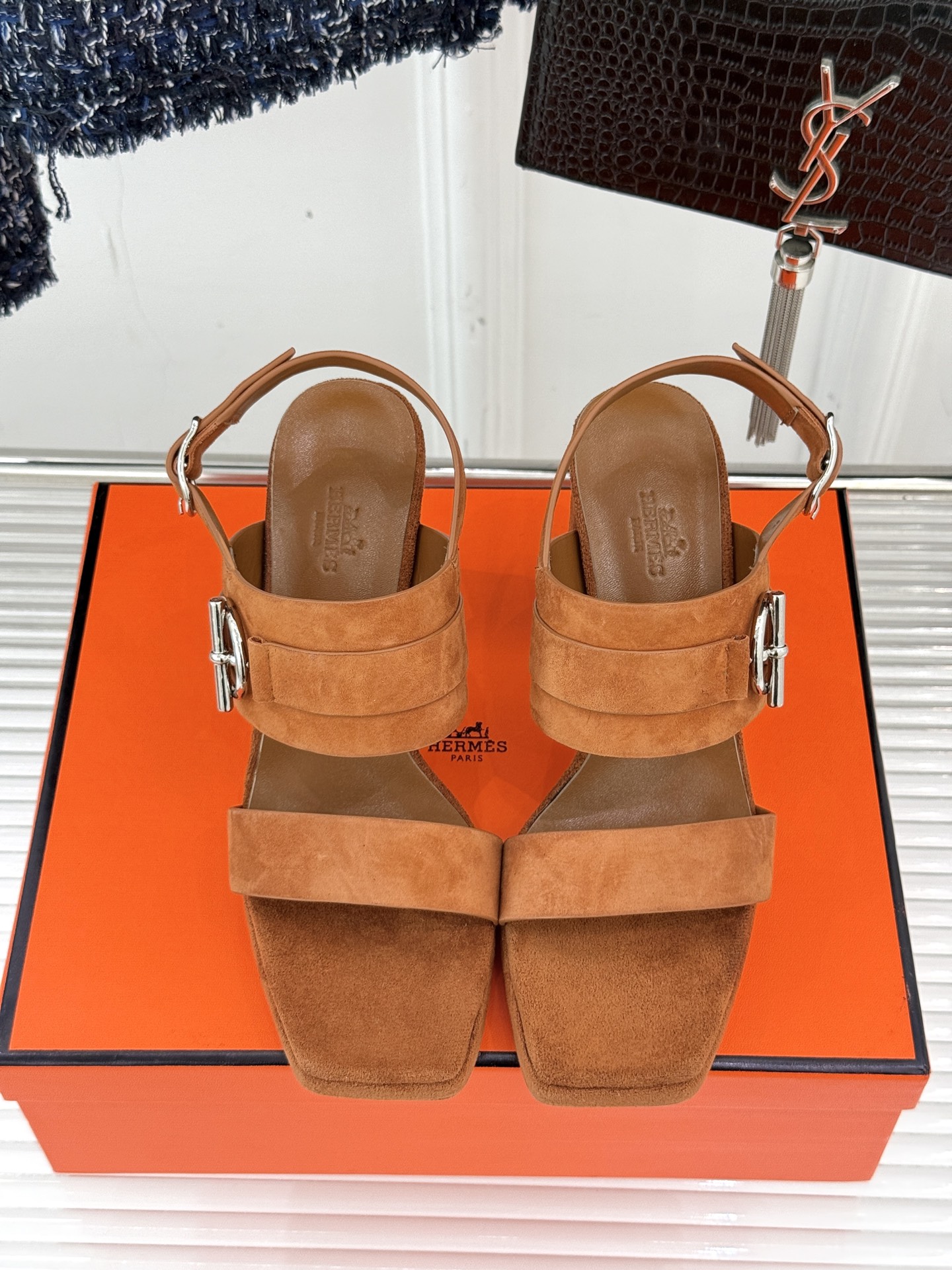 
Hermès/爱马仕经典防水台一字带
粗跟高跟凉鞋
极约复古的设计 浓厚的异域风情
时髦感十足、随便上