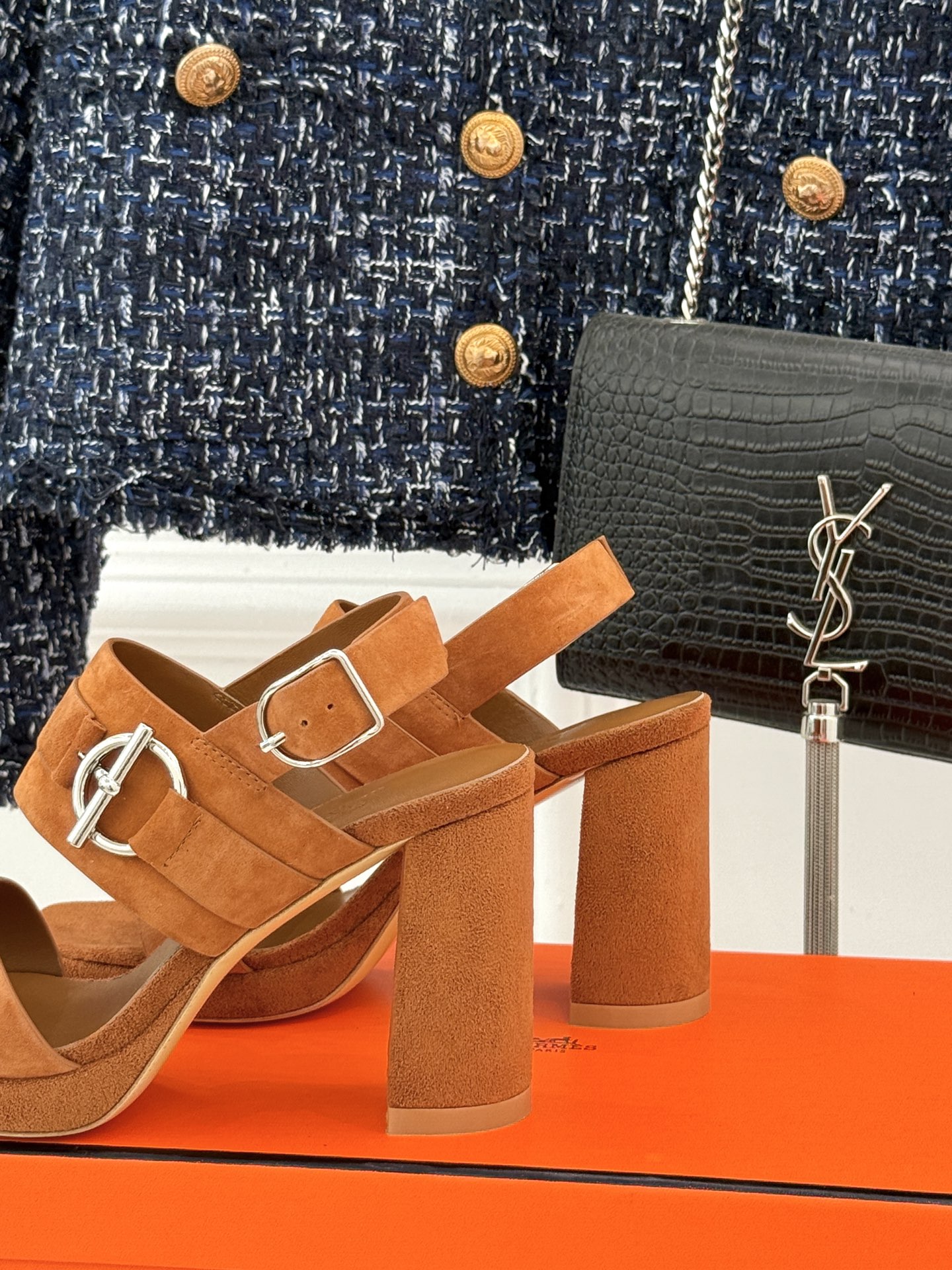 
Hermès/爱马仕经典防水台一字带
粗跟高跟凉鞋
极约复古的设计 浓厚的异域风情
时髦感十足、随便上
