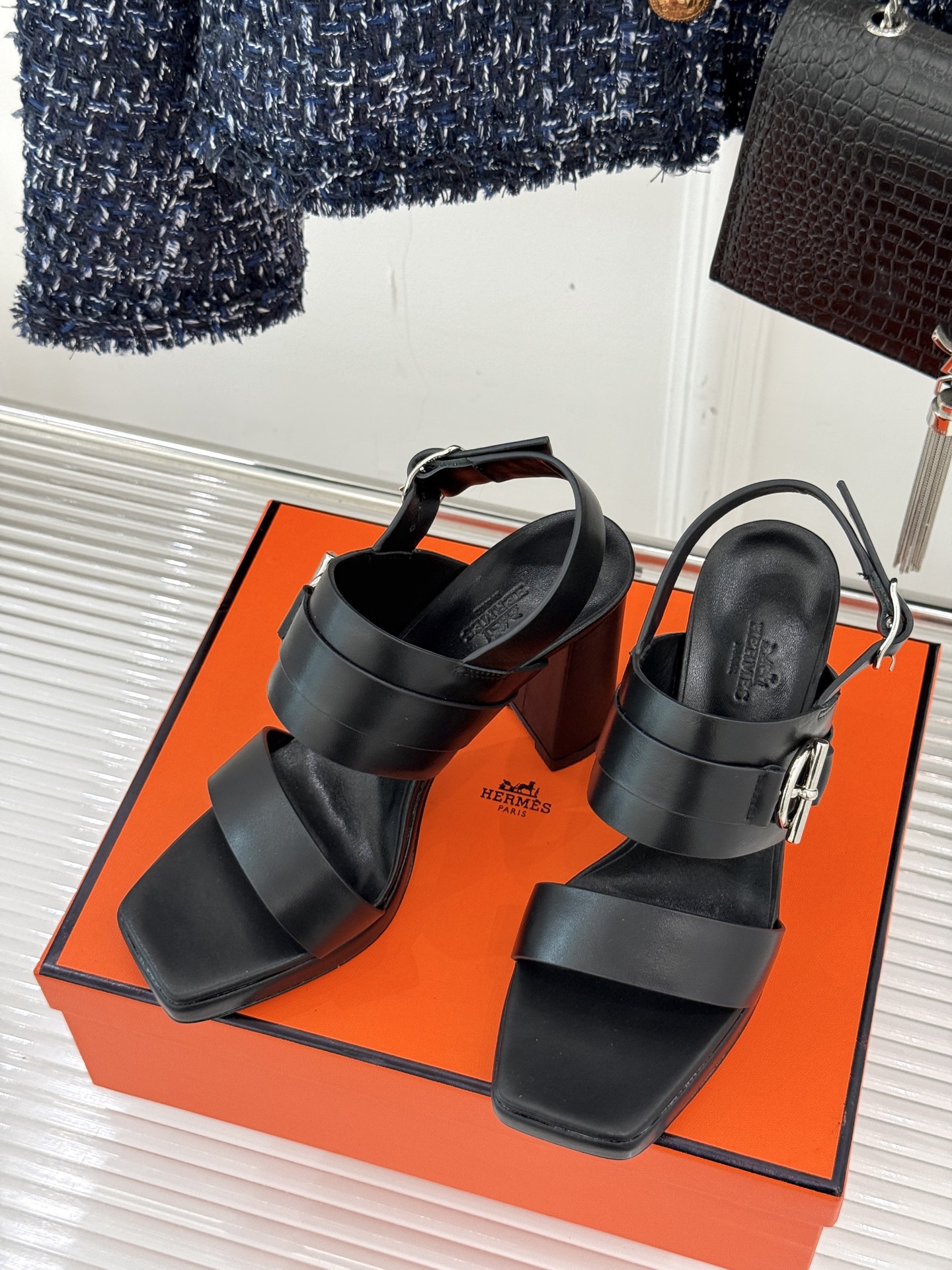 
Hermès/爱马仕经典防水台一字带
粗跟高跟凉鞋
极约复古的设计 浓厚的异域风情
时髦感十足、随便上