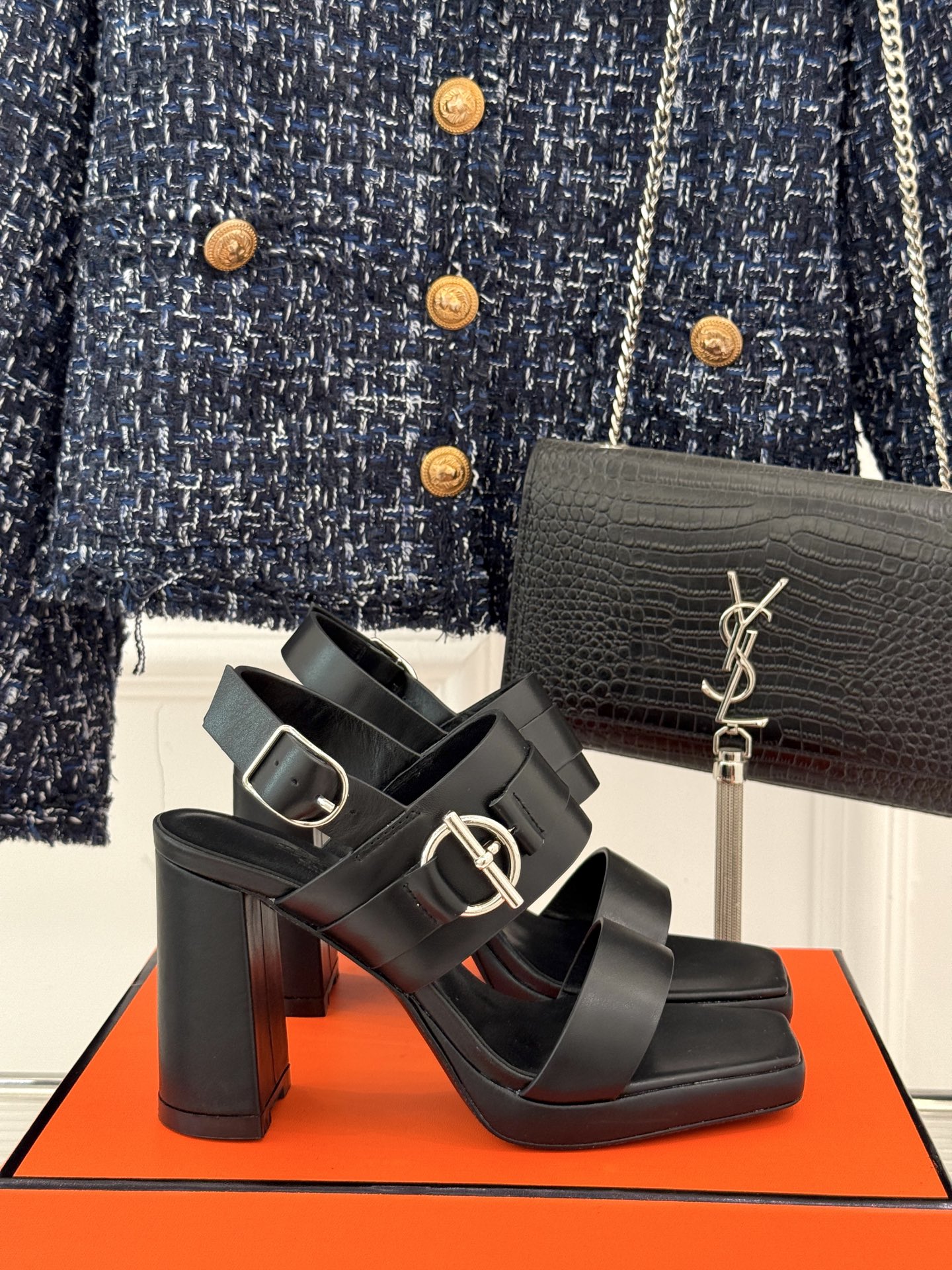 
Hermès/爱马仕经典防水台一字带
粗跟高跟凉鞋
极约复古的设计 浓厚的异域风情
时髦感十足、随便上
