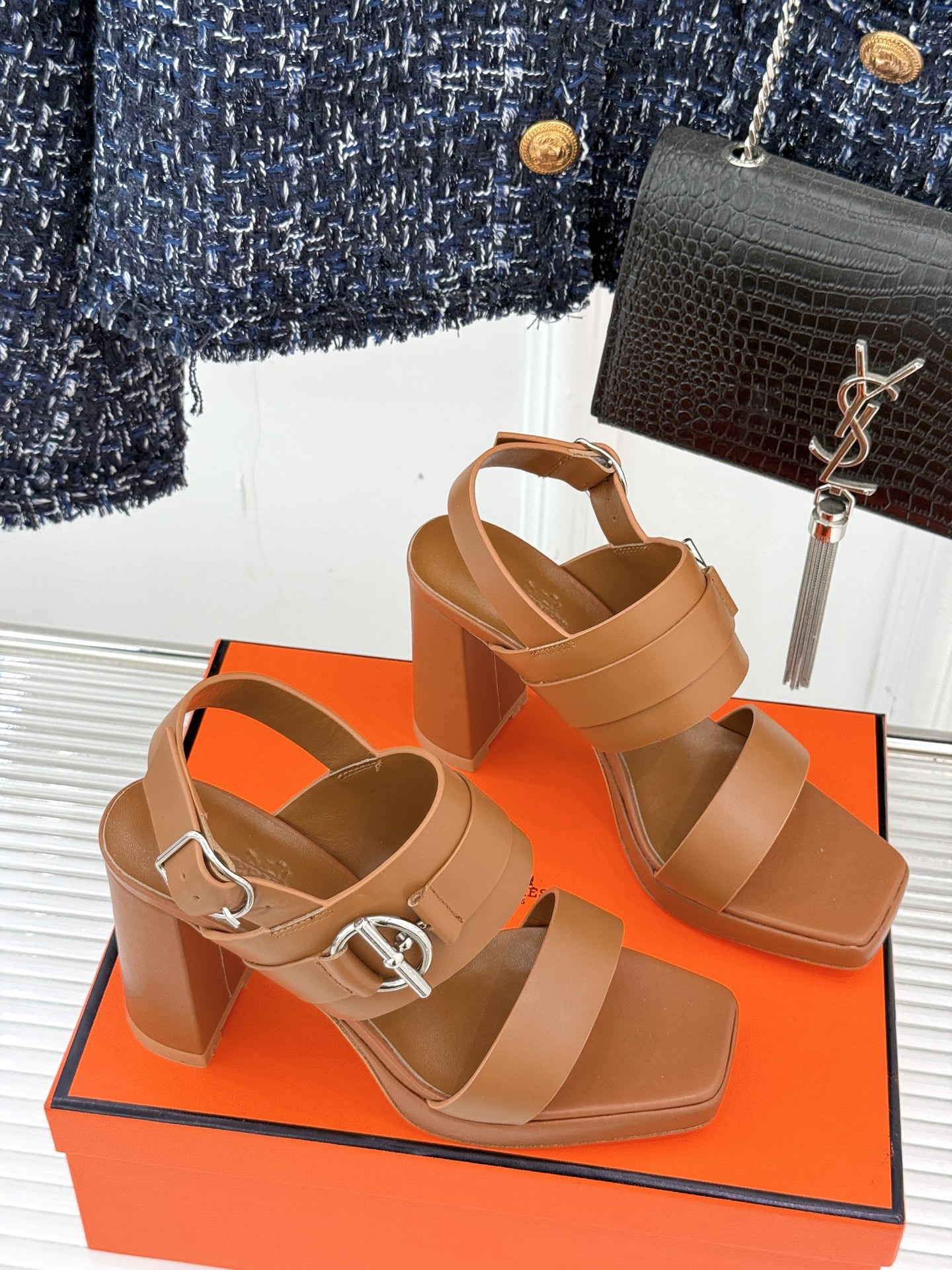 
Hermès/爱马仕经典防水台一字带
粗跟高跟凉鞋
极约复古的设计 浓厚的异域风情
时髦感十足、随便上
