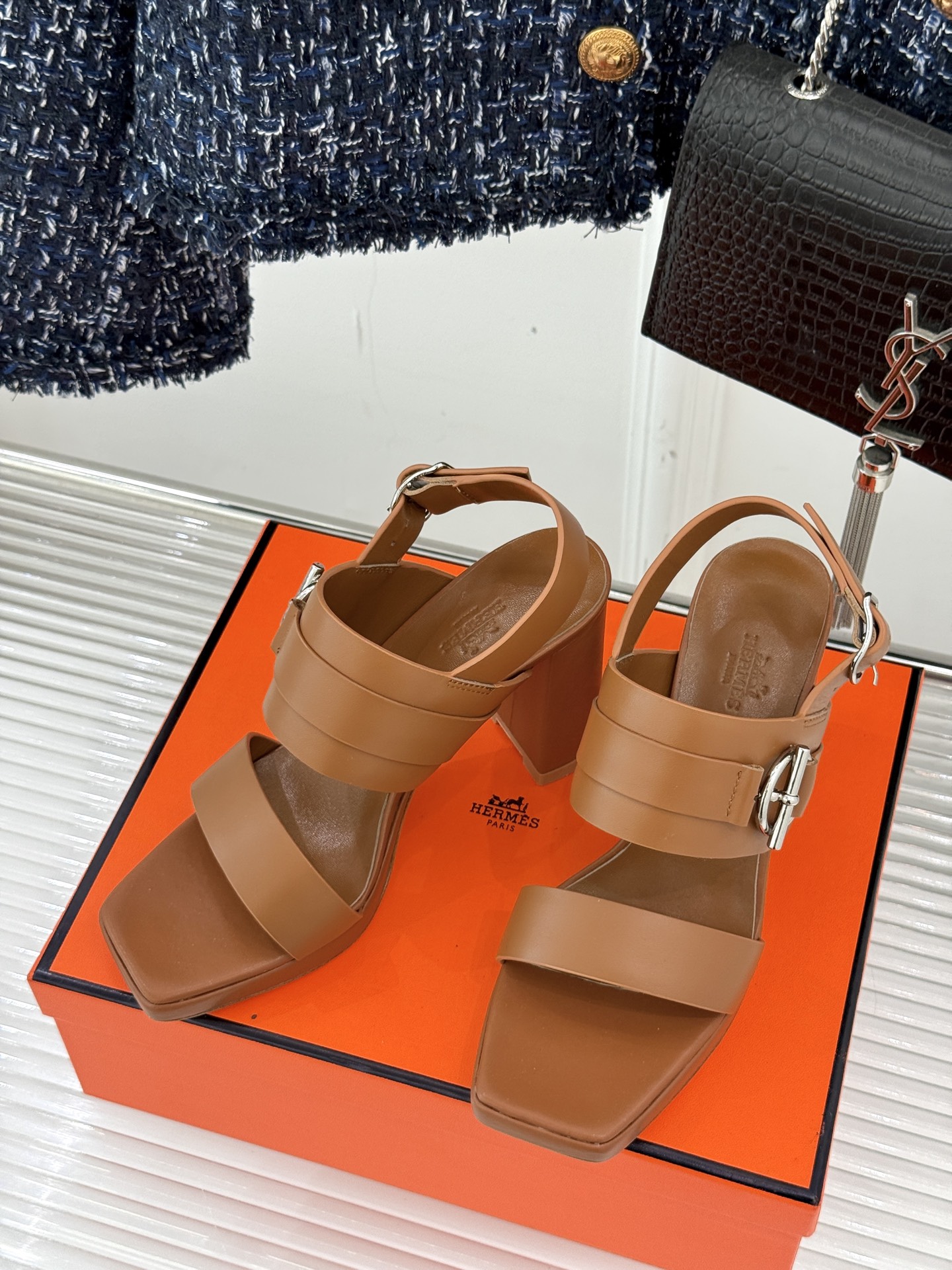 
Hermès/爱马仕经典防水台一字带
粗跟高跟凉鞋
极约复古的设计 浓厚的异域风情
时髦感十足、随便上