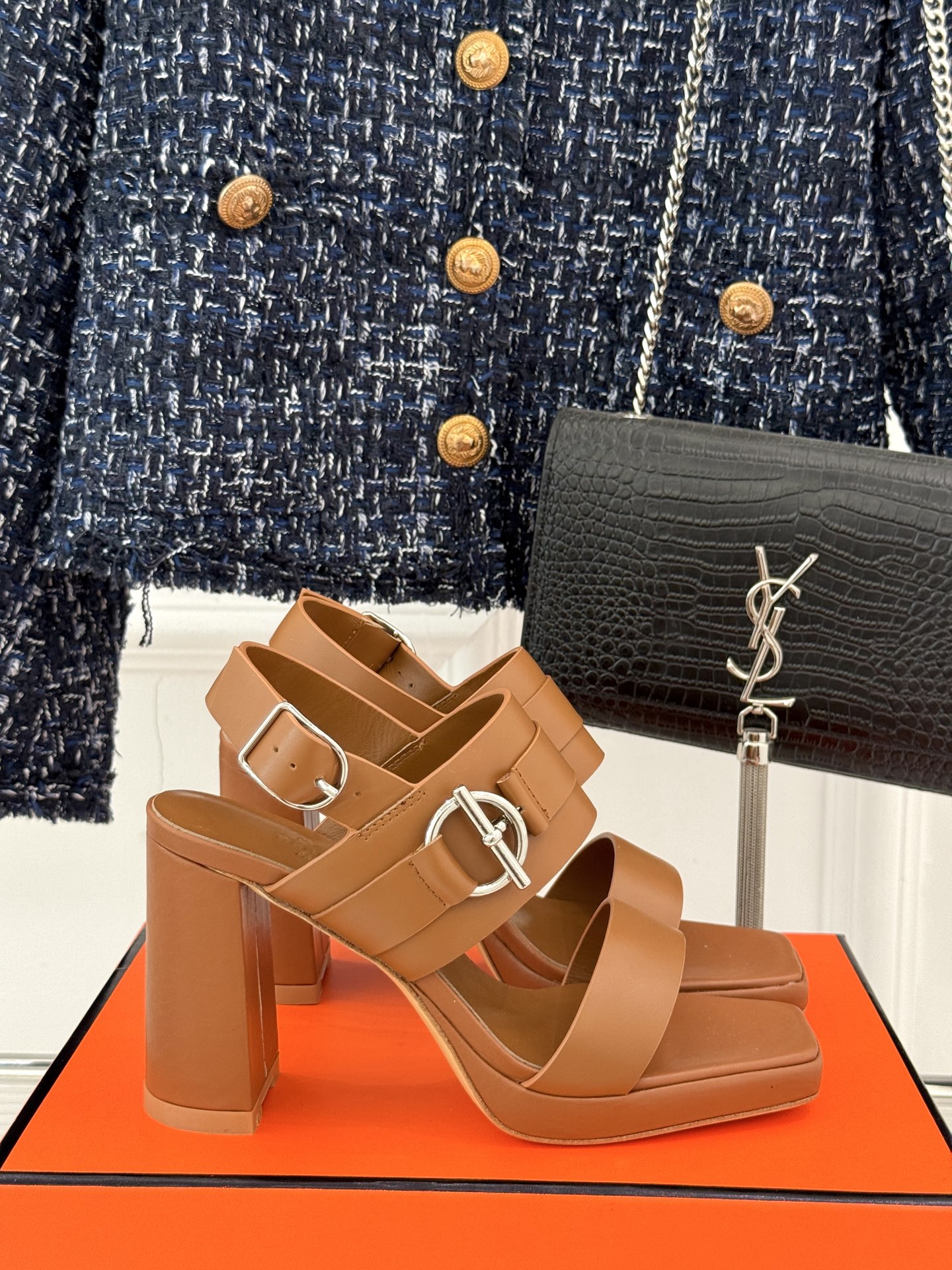 
Hermès/爱马仕经典防水台一字带
粗跟高跟凉鞋
极约复古的设计 浓厚的异域风情
时髦感十足、随便上