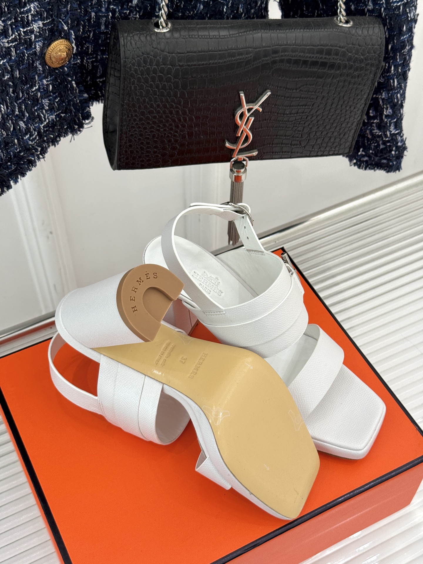 
Hermès/爱马仕经典防水台一字带
粗跟高跟凉鞋
极约复古的设计 浓厚的异域风情
时髦感十足、随便上