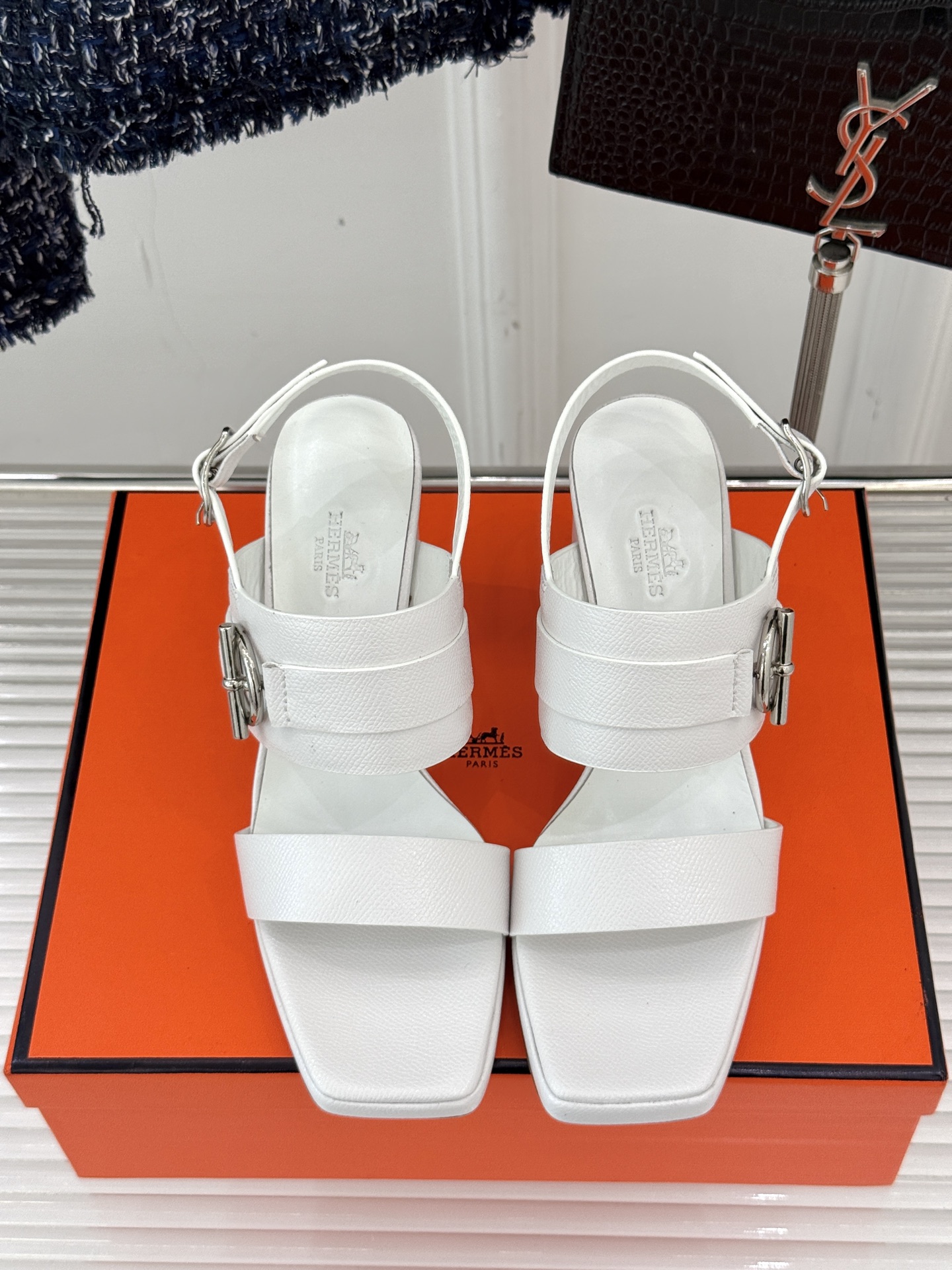 
Hermès/爱马仕经典防水台一字带
粗跟高跟凉鞋
极约复古的设计 浓厚的异域风情
时髦感十足、随便上