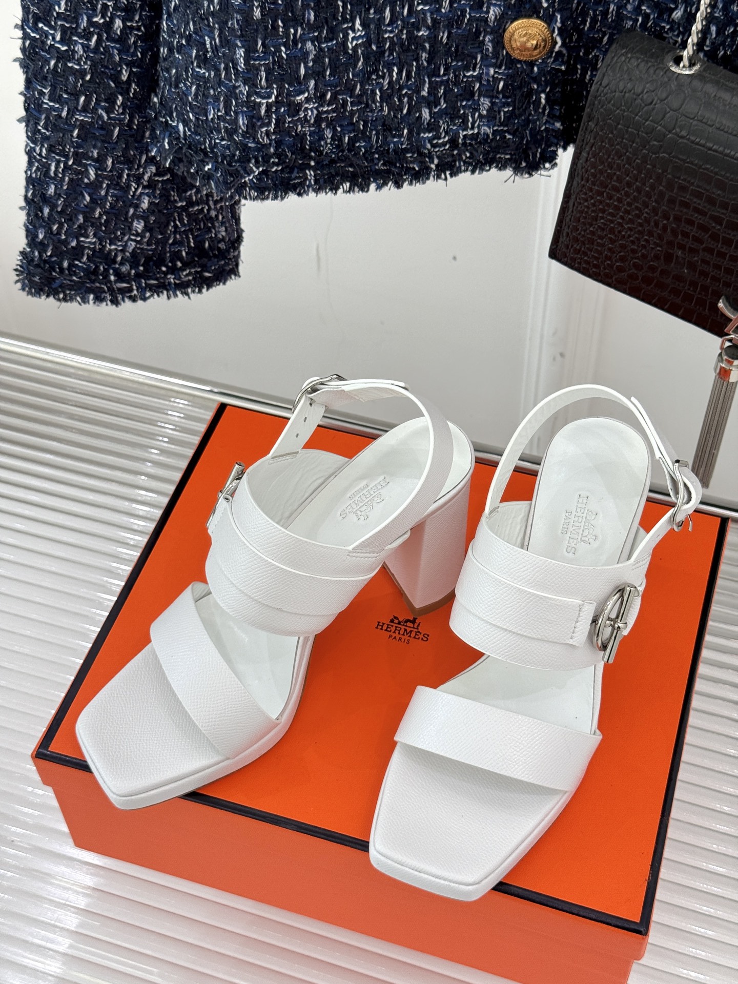 
Hermès/爱马仕经典防水台一字带
粗跟高跟凉鞋
极约复古的设计 浓厚的异域风情
时髦感十足、随便上
