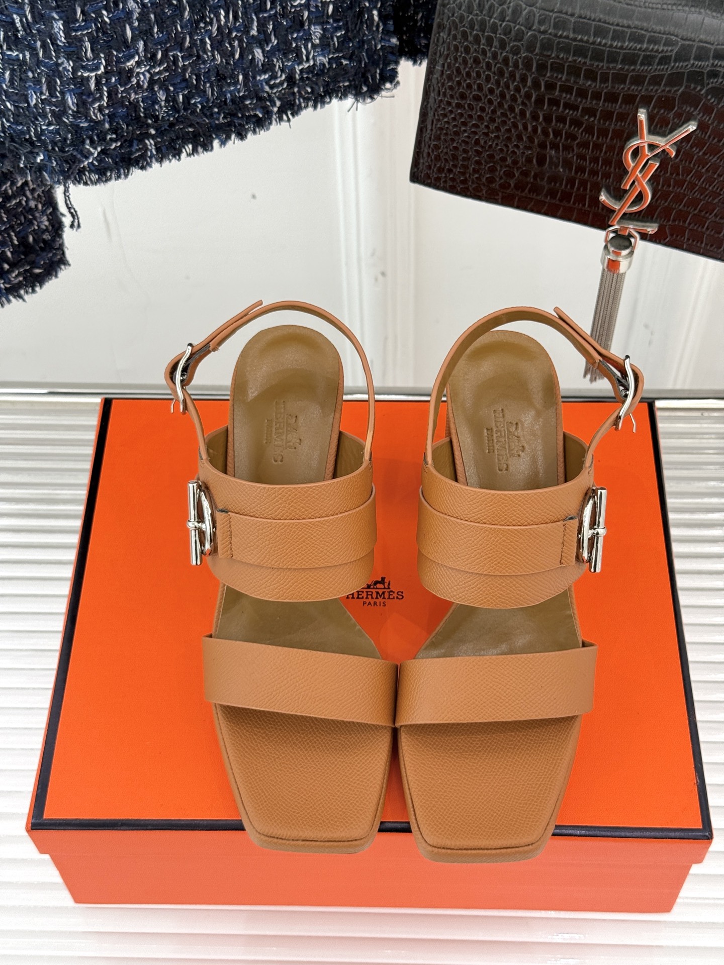 
Hermès/爱马仕经典防水台一字带
粗跟高跟凉鞋
极约复古的设计 浓厚的异域风情
时髦感十足、随便上