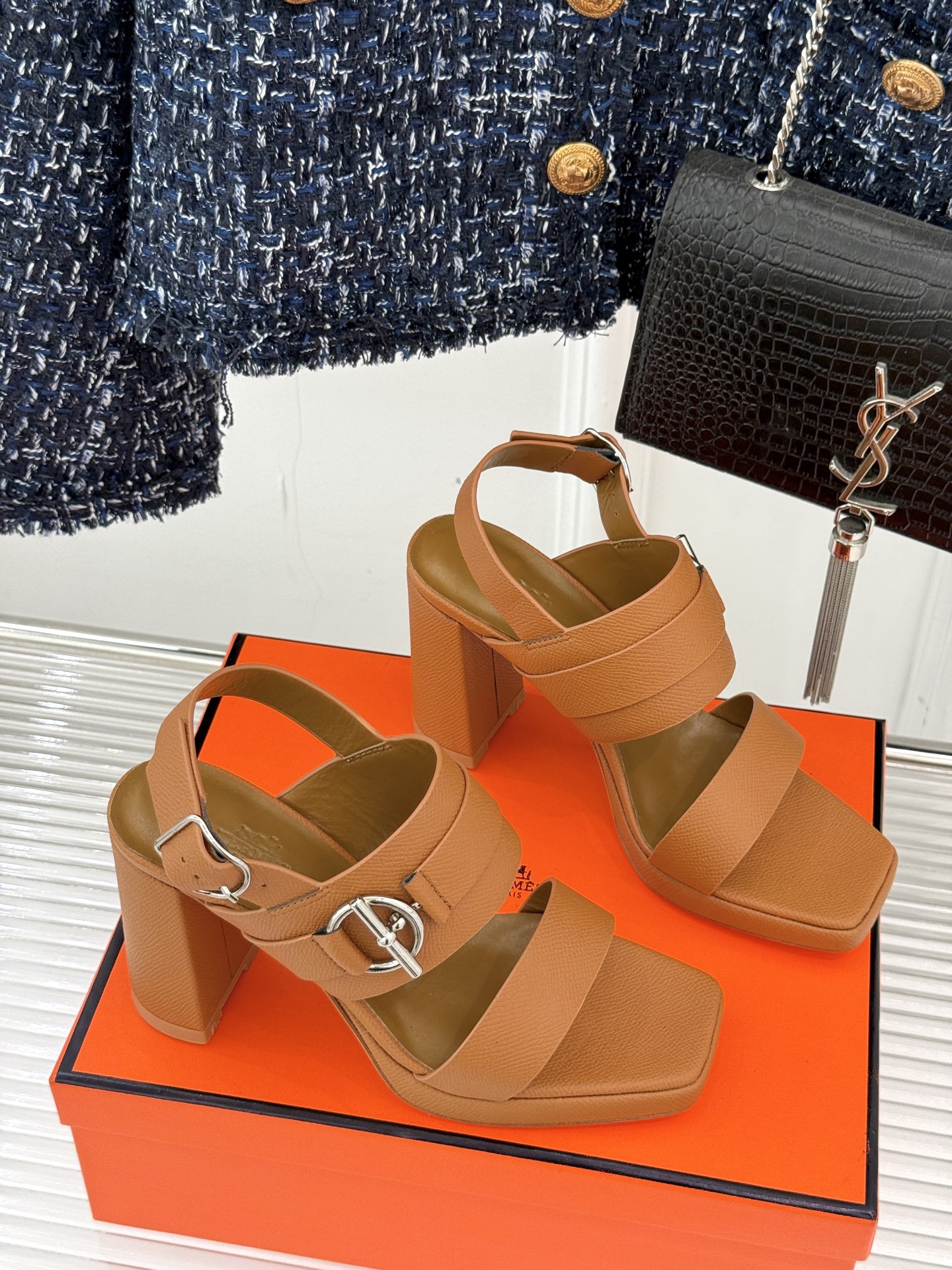
Hermès/爱马仕经典防水台一字带
粗跟高跟凉鞋
极约复古的设计 浓厚的异域风情
时髦感十足、随便上