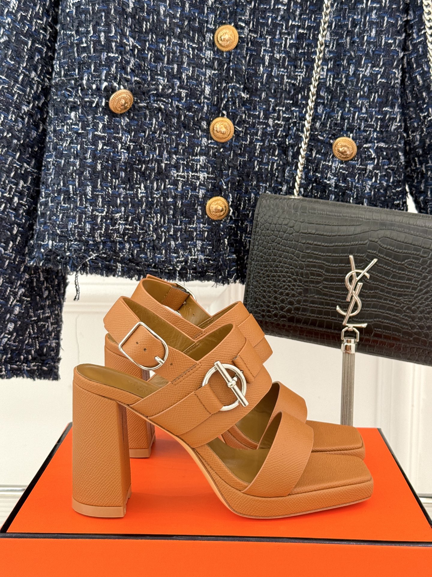 
Hermès/爱马仕经典防水台一字带
粗跟高跟凉鞋
极约复古的设计 浓厚的异域风情
时髦感十足、随便上