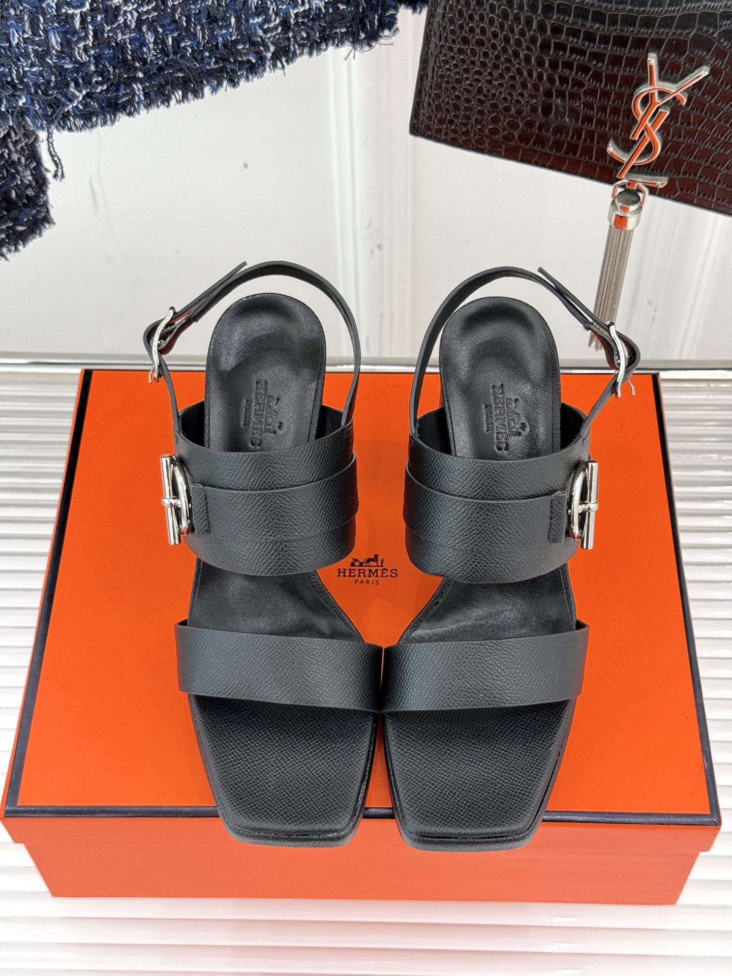 
Hermès/爱马仕经典防水台一字带
粗跟高跟凉鞋
极约复古的设计 浓厚的异域风情
时髦感十足、随便上