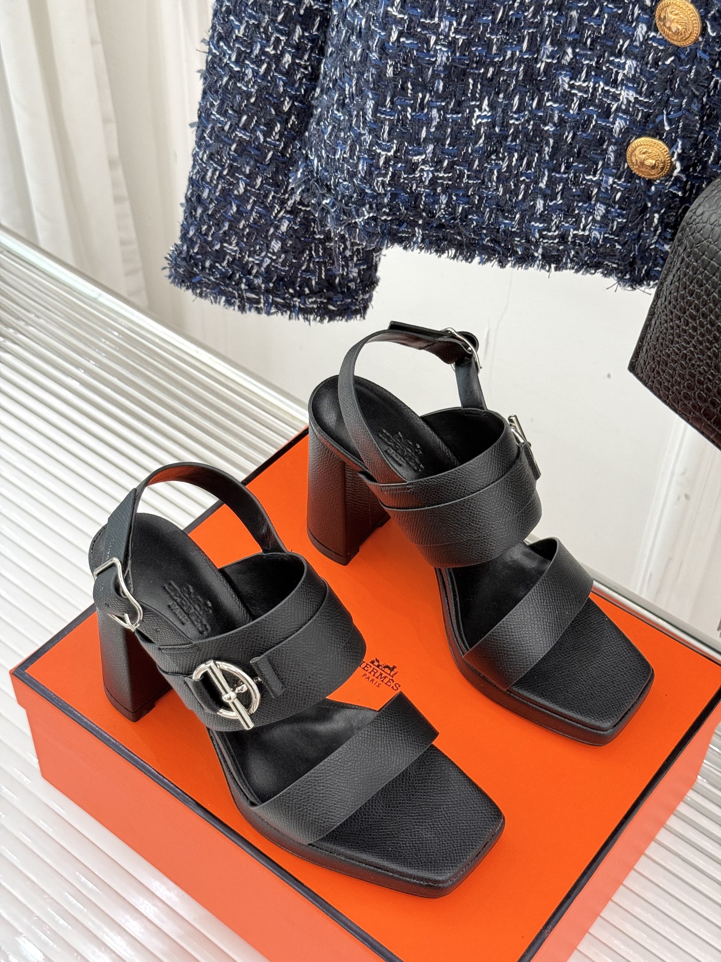 
Hermès/爱马仕经典防水台一字带
粗跟高跟凉鞋
极约复古的设计 浓厚的异域风情
时髦感十足、随便上