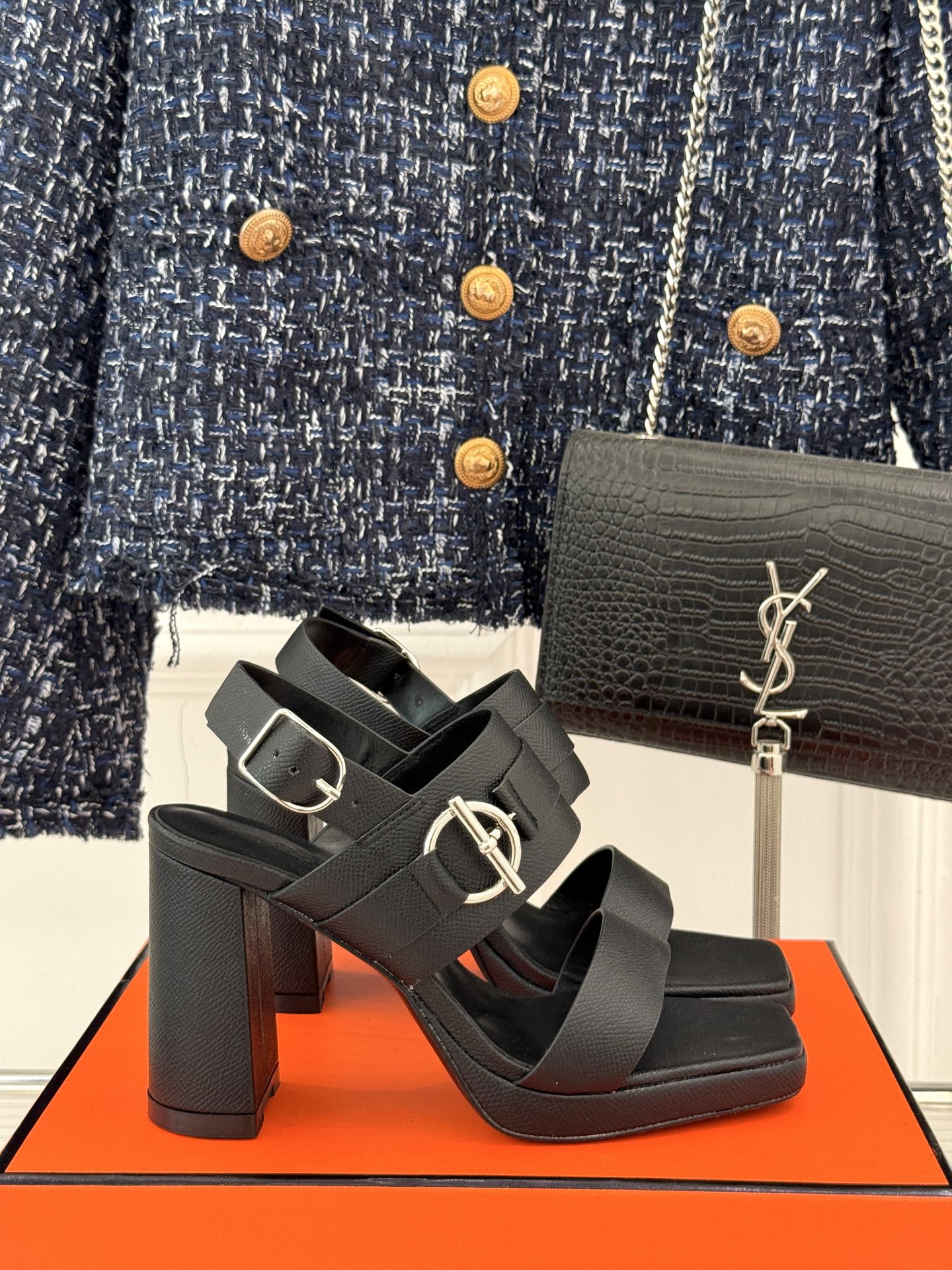 
Hermès/爱马仕经典防水台一字带
粗跟高跟凉鞋
极约复古的设计 浓厚的异域风情
时髦感十足、随便上