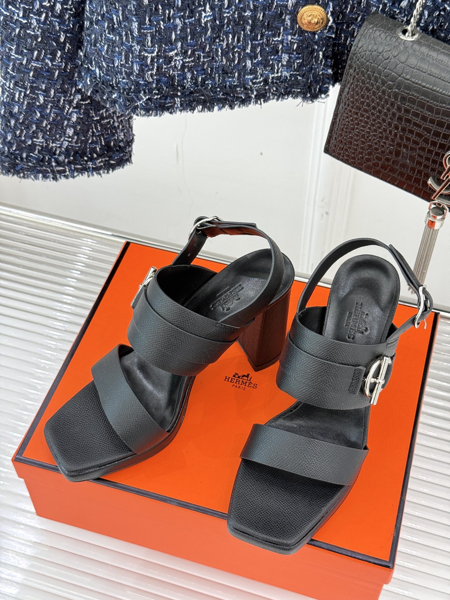 
Hermès/爱马仕经典防水台一字带
粗跟高跟凉鞋
极约复古的设计 浓厚的异域风情
时髦感十足、随便上