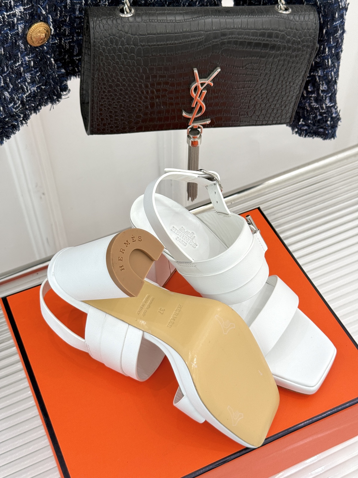 
Hermès/爱马仕经典防水台一字带
粗跟高跟凉鞋
极约复古的设计 浓厚的异域风情
时髦感十足、随便上