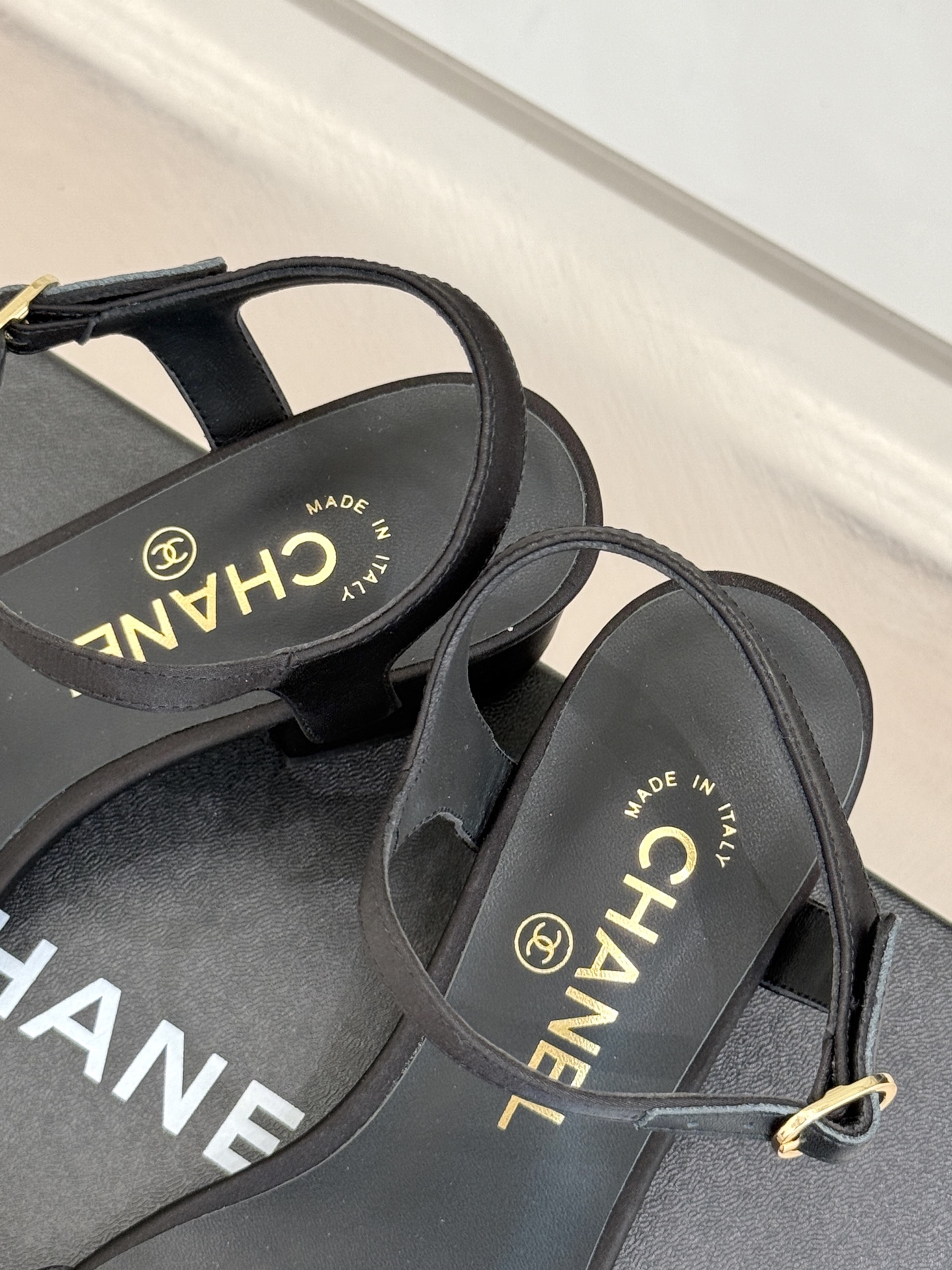 
CHANE*｜小香25。春夏新品
双带双C粗跟凉鞋
香奶奶家一贯的优雅名媛气质
高级感十足！上脚非常n