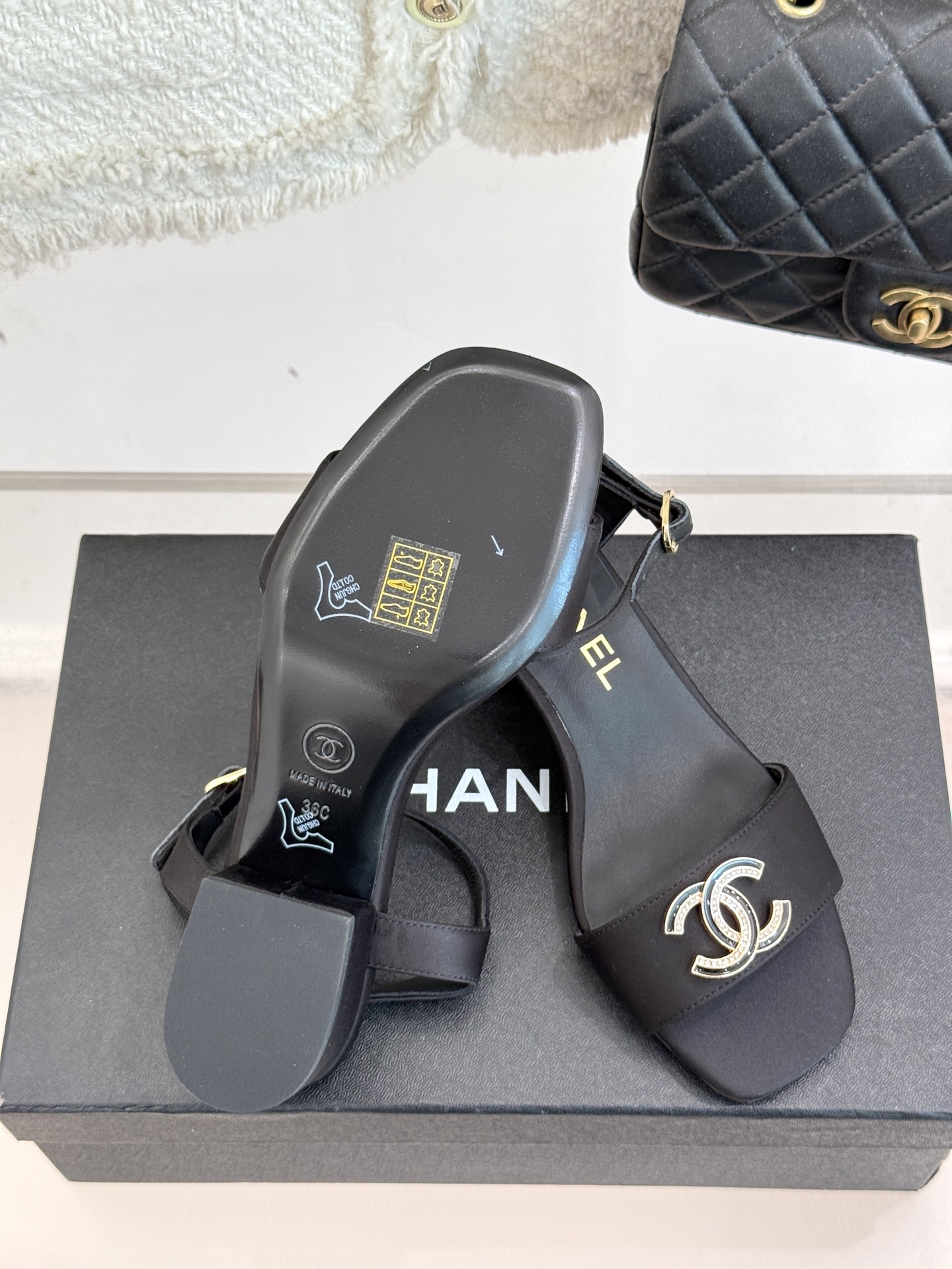 
CHANE*｜小香25。春夏新品
双带双C粗跟凉鞋
香奶奶家一贯的优雅名媛气质
高级感十足！上脚非常n