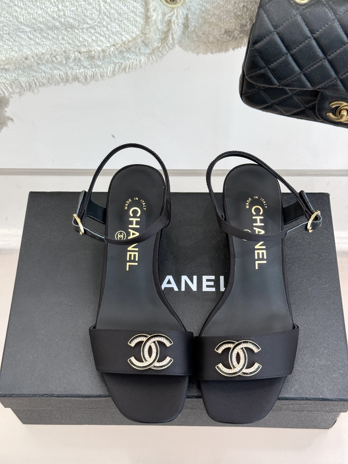 
CHANE*｜小香25。春夏新品
双带双C粗跟凉鞋
香奶奶家一贯的优雅名媛气质
高级感十足！上脚非常n