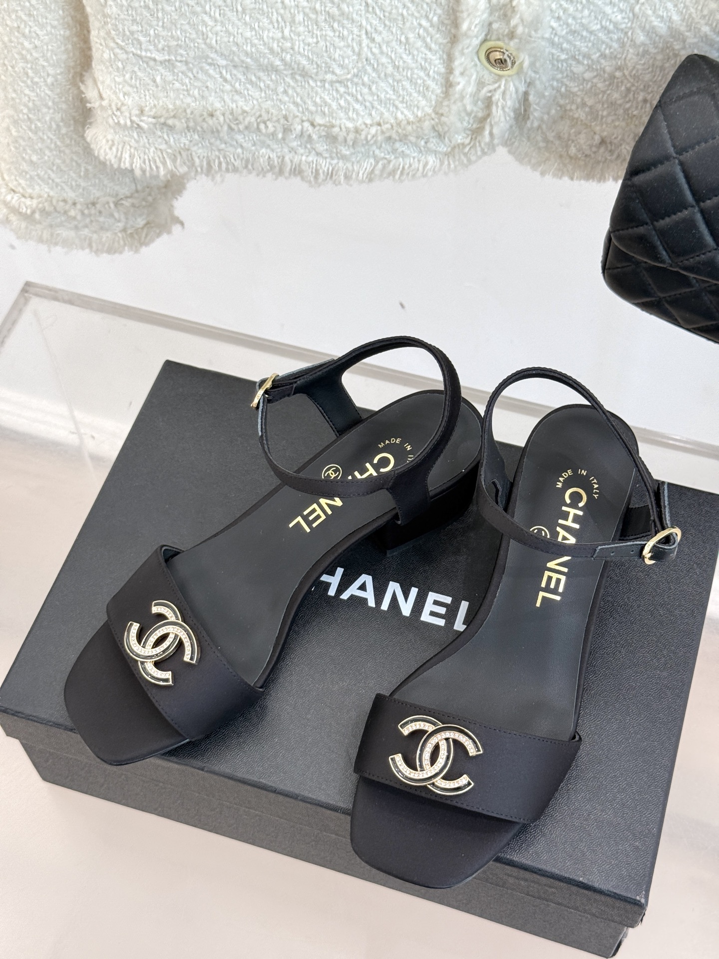
CHANE*｜小香25。春夏新品
双带双C粗跟凉鞋
香奶奶家一贯的优雅名媛气质
高级感十足！上脚非常n