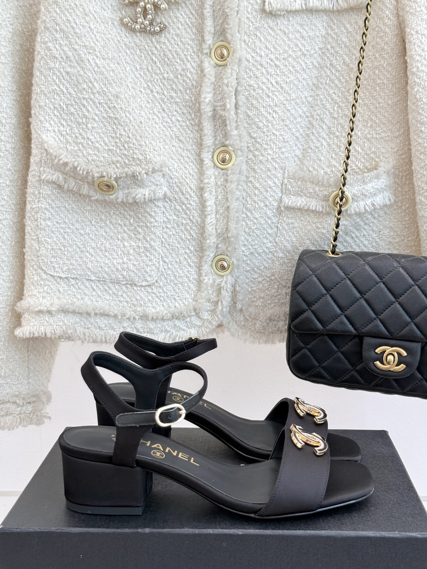 
CHANE*｜小香25。春夏新品
双带双C粗跟凉鞋
香奶奶家一贯的优雅名媛气质
高级感十足！上脚非常n