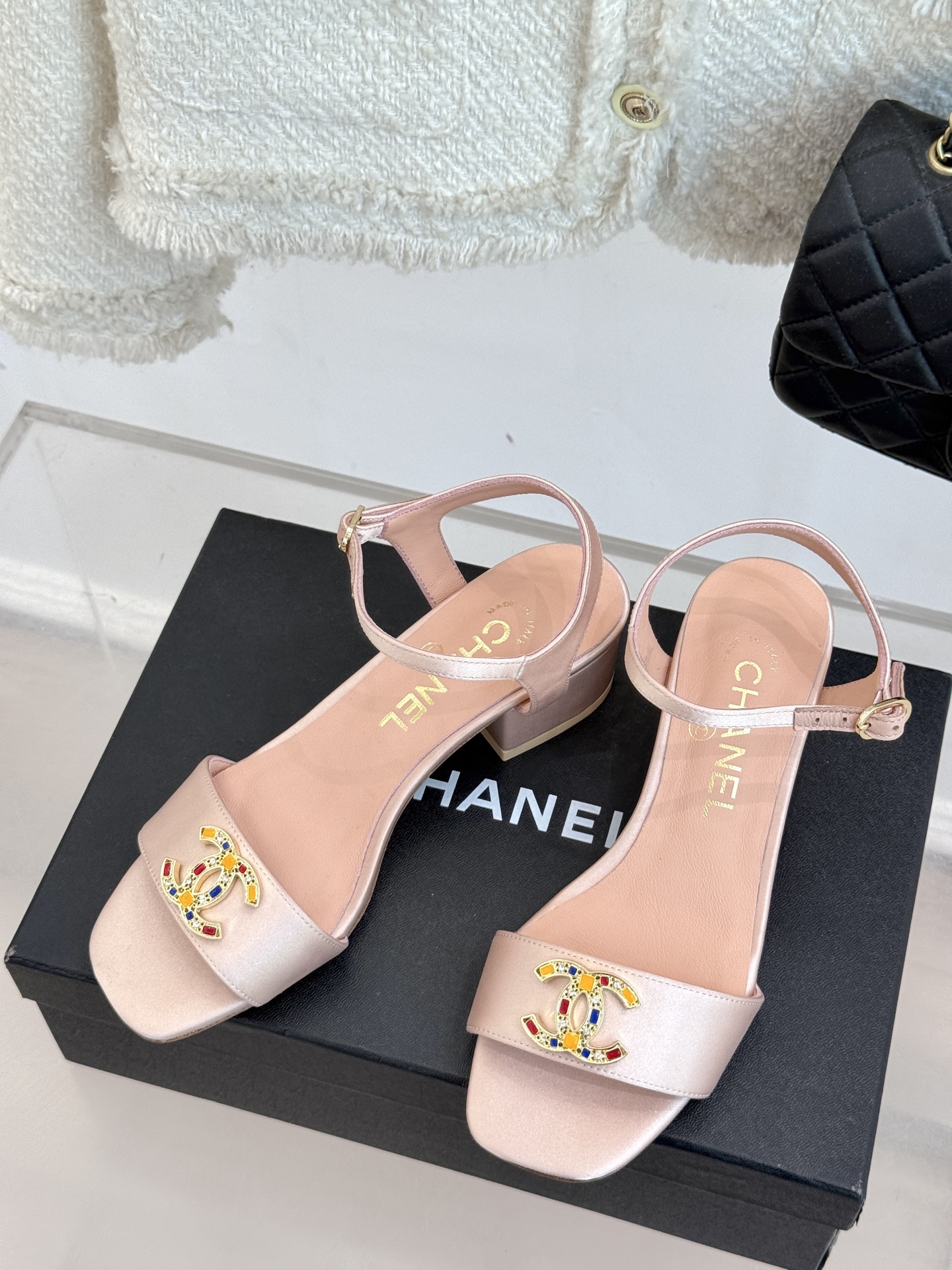 
CHANE*｜小香25。春夏新品
双带双C粗跟凉鞋
香奶奶家一贯的优雅名媛气质
高级感十足！上脚非常n