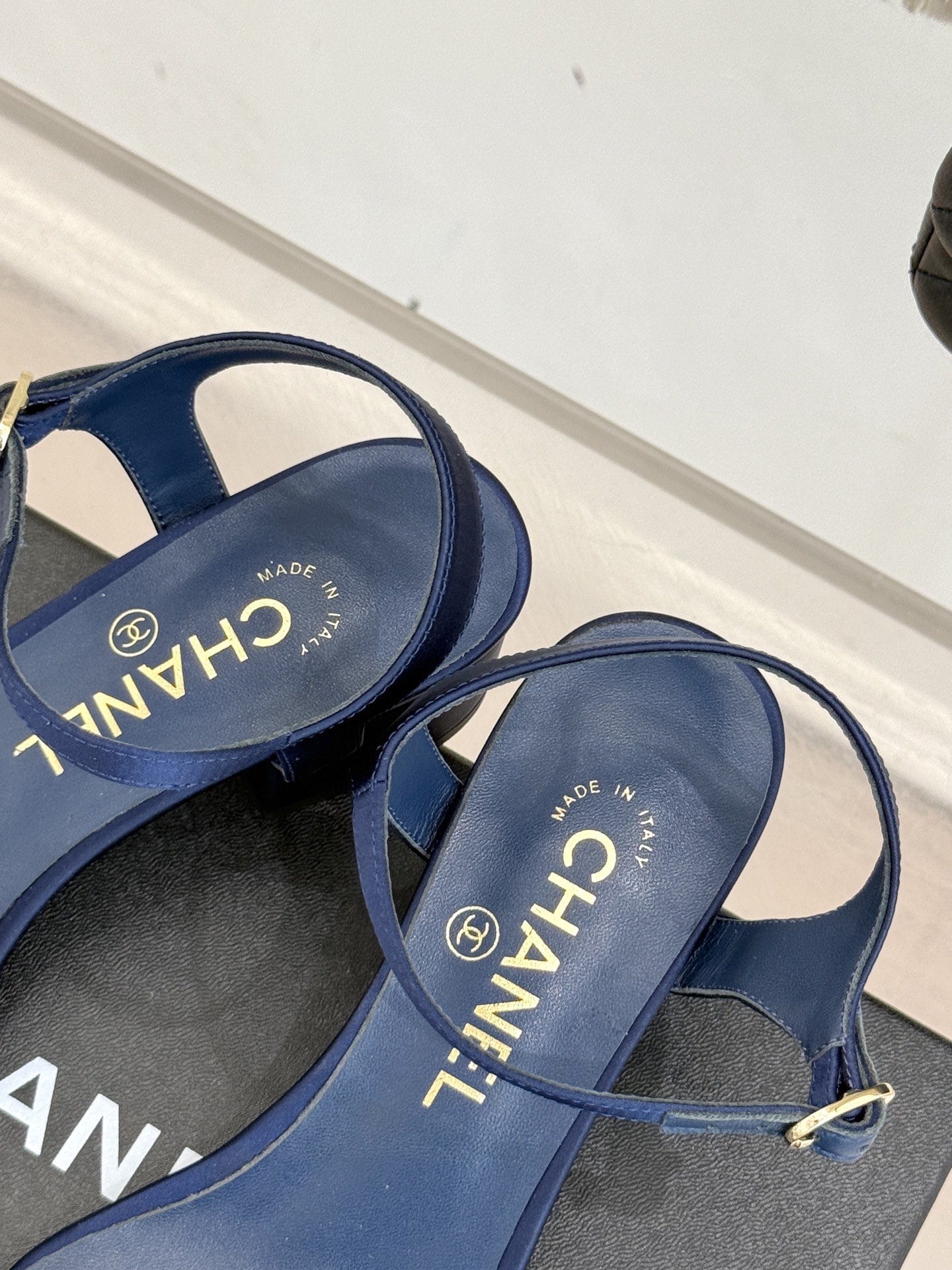 
CHANE*｜小香25。春夏新品
双带双C粗跟凉鞋
香奶奶家一贯的优雅名媛气质
高级感十足！上脚非常n