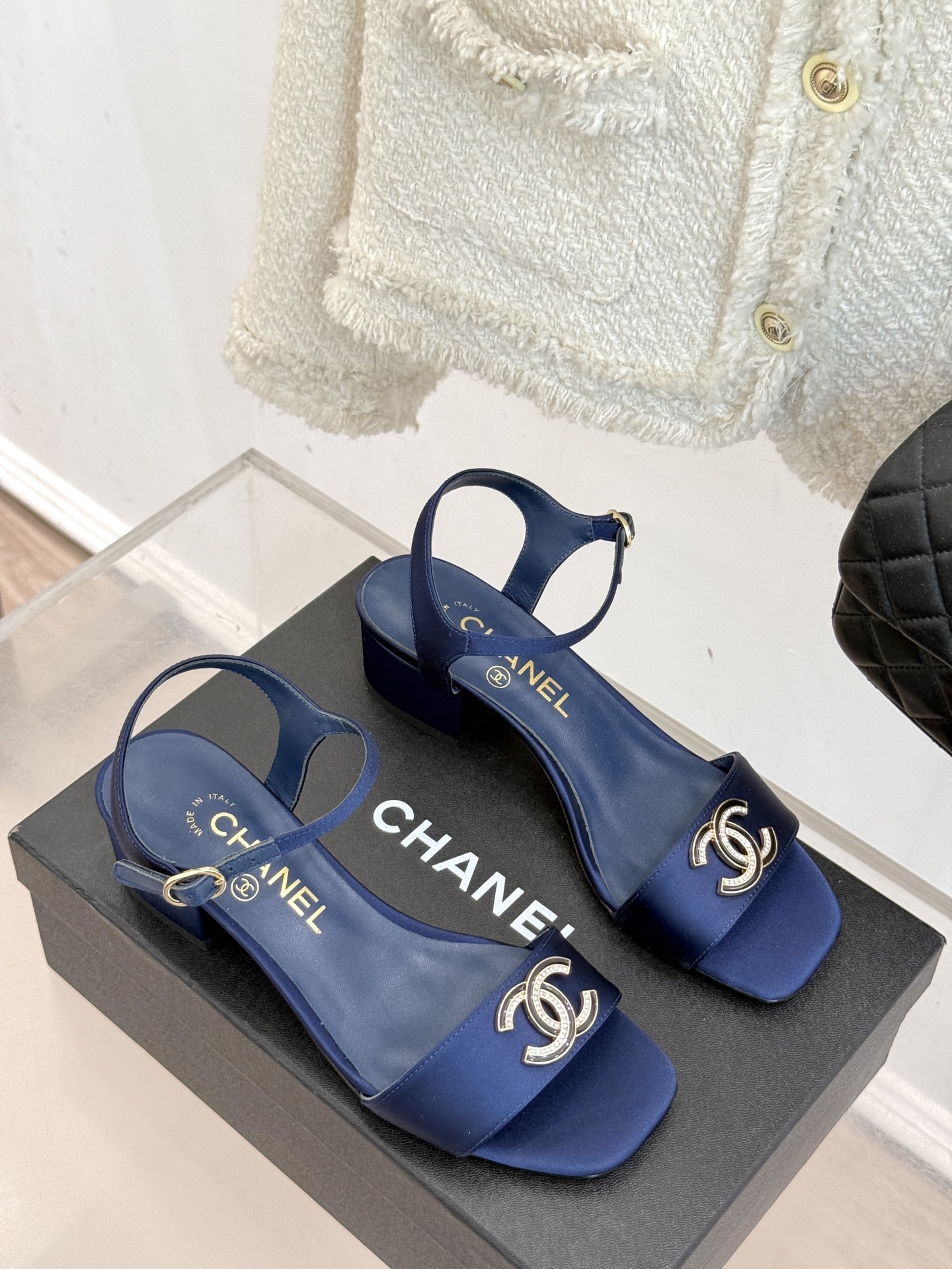 
CHANE*｜小香25。春夏新品
双带双C粗跟凉鞋
香奶奶家一贯的优雅名媛气质
高级感十足！上脚非常n
