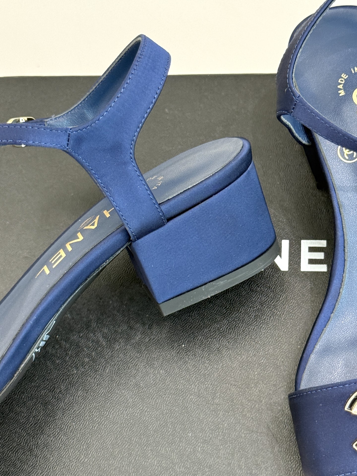 
CHANE*｜小香25。春夏新品
双带双C粗跟凉鞋
香奶奶家一贯的优雅名媛气质
高级感十足！上脚非常n