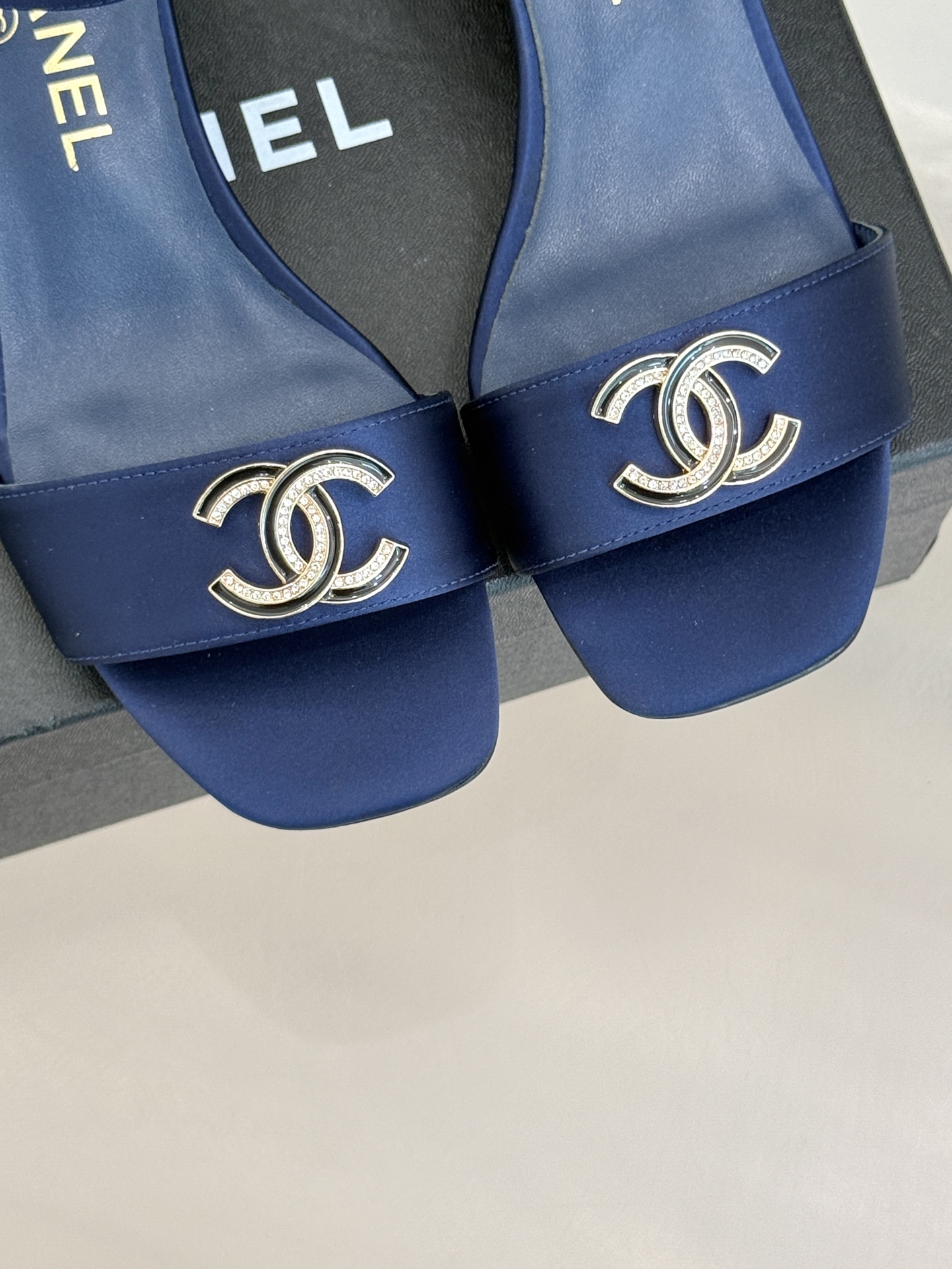 
CHANE*｜小香25。春夏新品
双带双C粗跟凉鞋
香奶奶家一贯的优雅名媛气质
高级感十足！上脚非常n