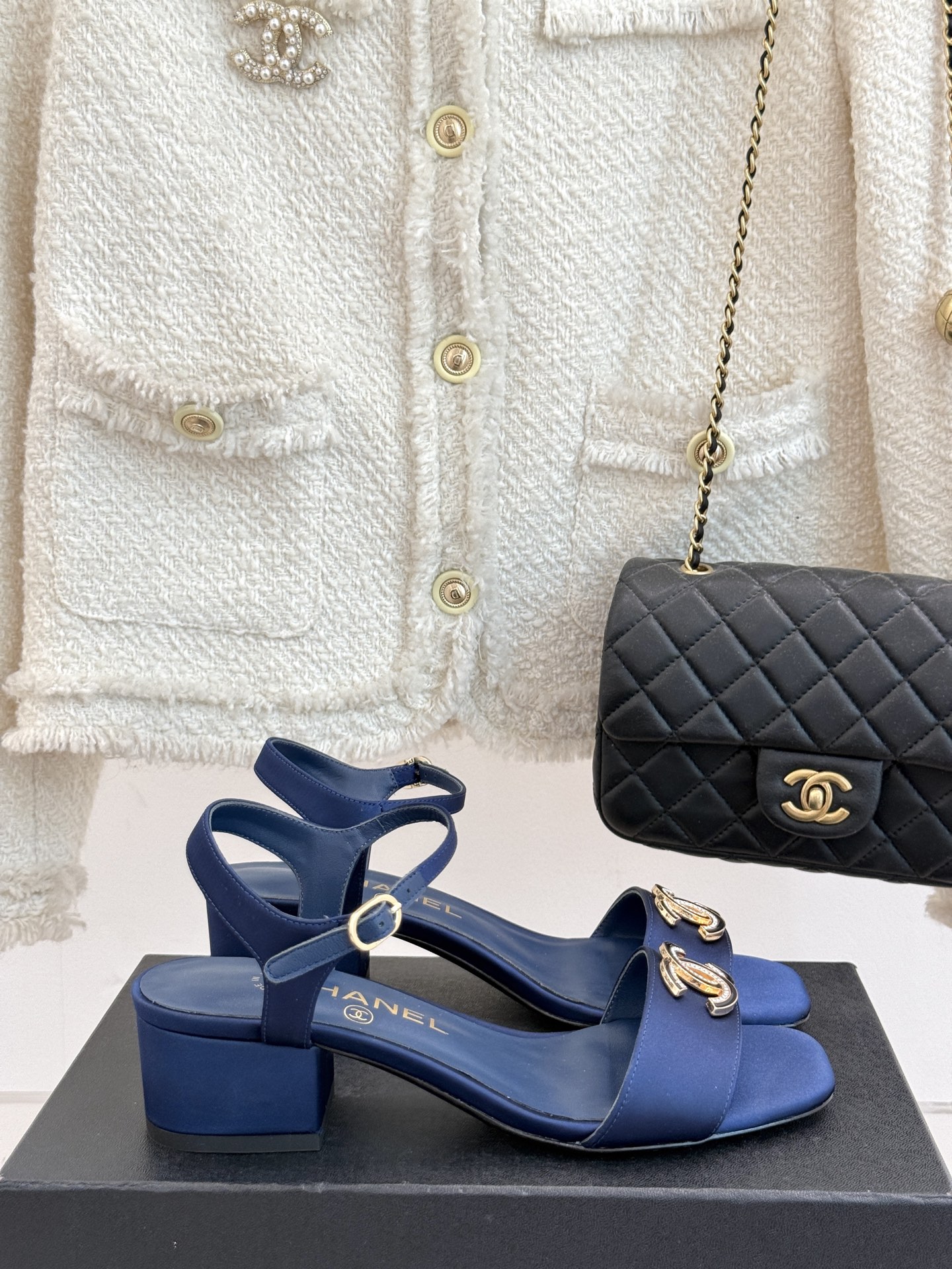 
CHANE*｜小香25。春夏新品
双带双C粗跟凉鞋
香奶奶家一贯的优雅名媛气质
高级感十足！上脚非常n
