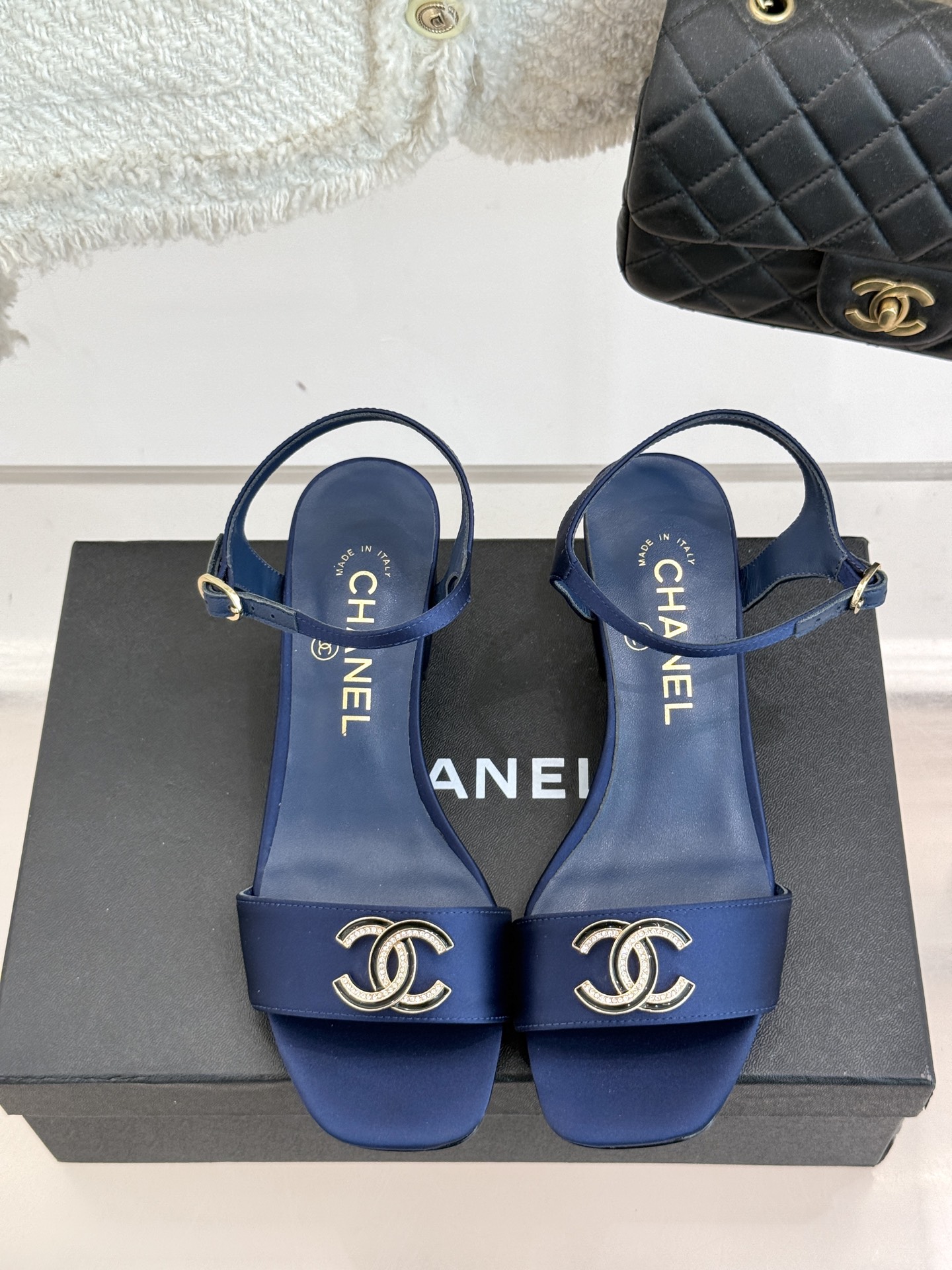 
CHANE*｜小香25。春夏新品
双带双C粗跟凉鞋
香奶奶家一贯的优雅名媛气质
高级感十足！上脚非常n