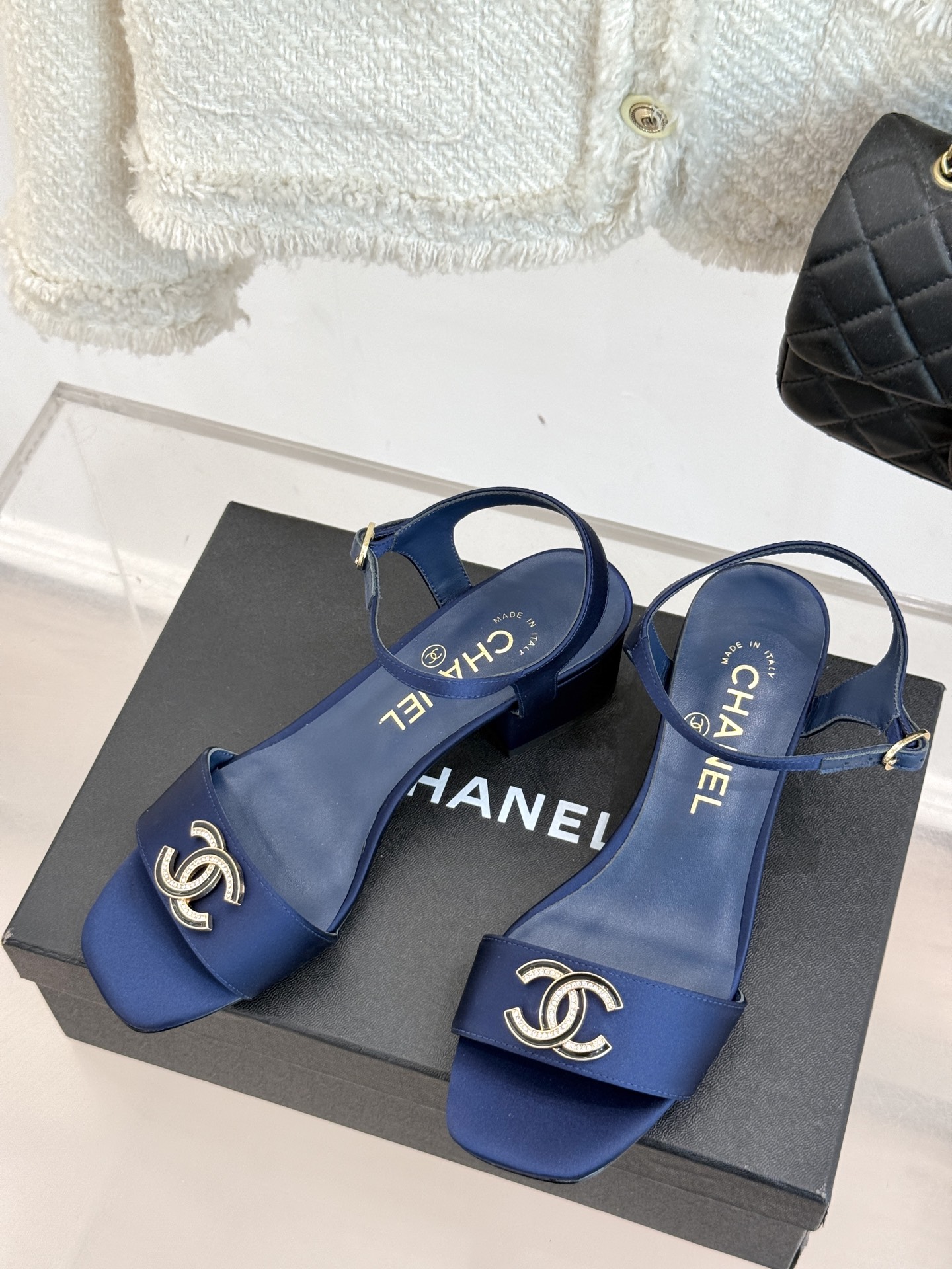 
CHANE*｜小香25。春夏新品
双带双C粗跟凉鞋
香奶奶家一贯的优雅名媛气质
高级感十足！上脚非常n