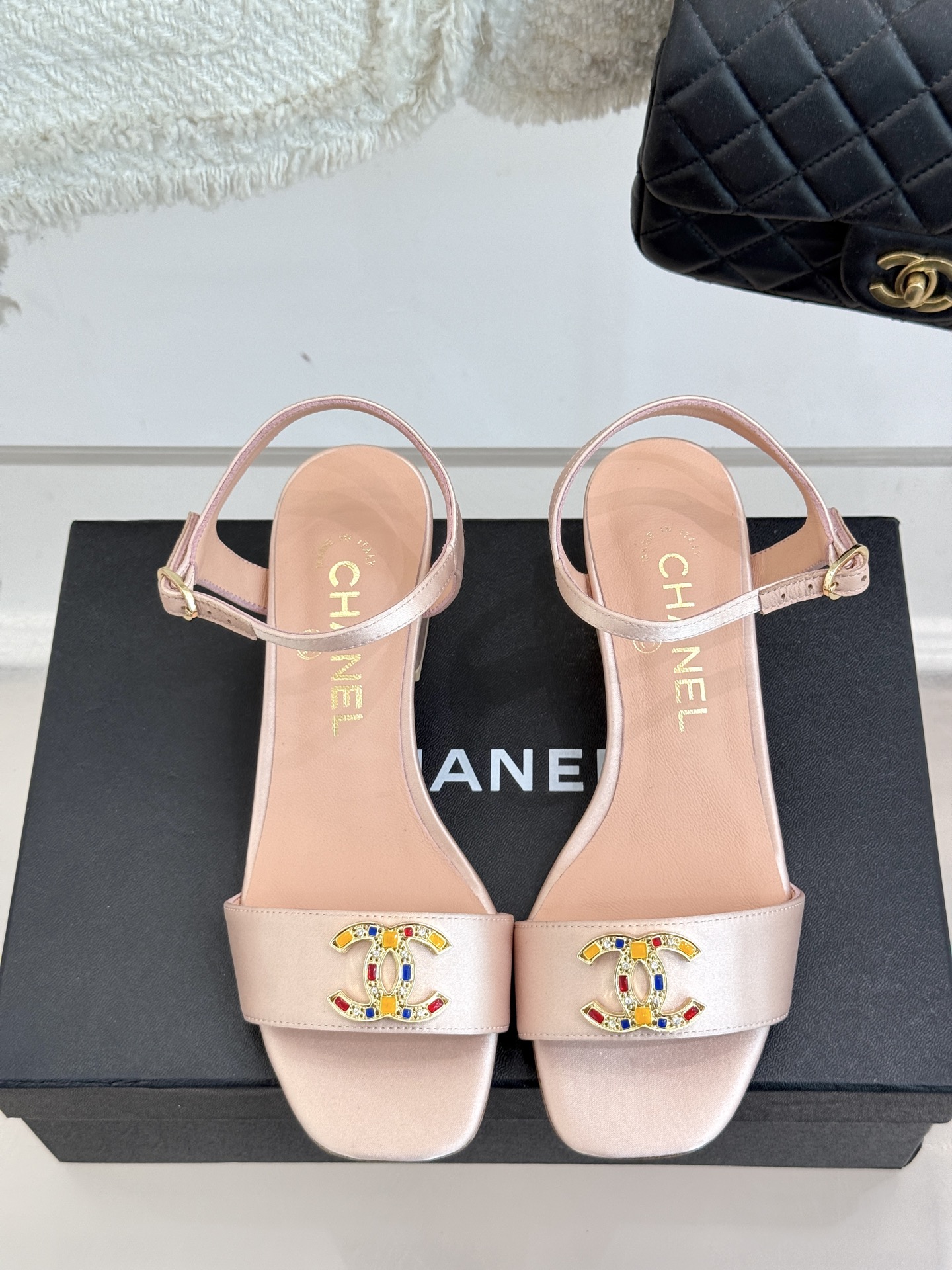 
CHANE*｜小香25。春夏新品
双带双C粗跟凉鞋
香奶奶家一贯的优雅名媛气质
高级感十足！上脚非常n