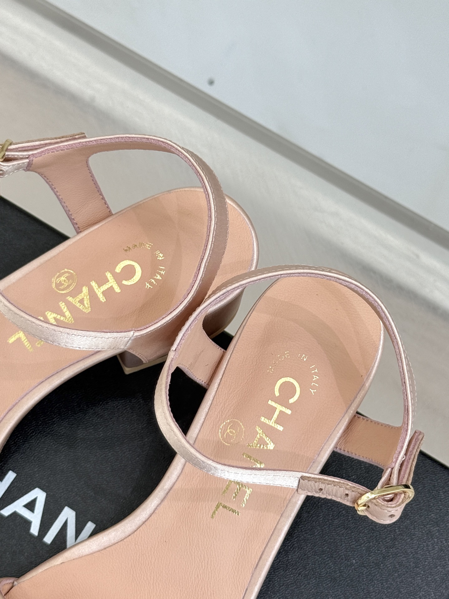 
CHANE*｜小香25。春夏新品
双带双C粗跟凉鞋
香奶奶家一贯的优雅名媛气质
高级感十足！上脚非常n