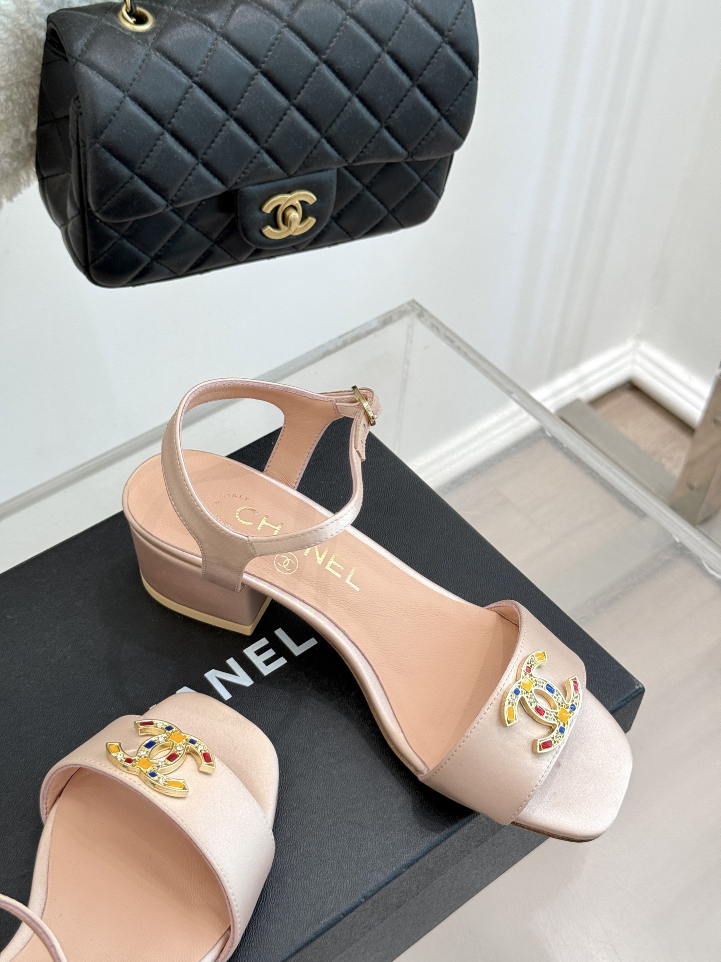 
CHANE*｜小香25。春夏新品
双带双C粗跟凉鞋
香奶奶家一贯的优雅名媛气质
高级感十足！上脚非常n