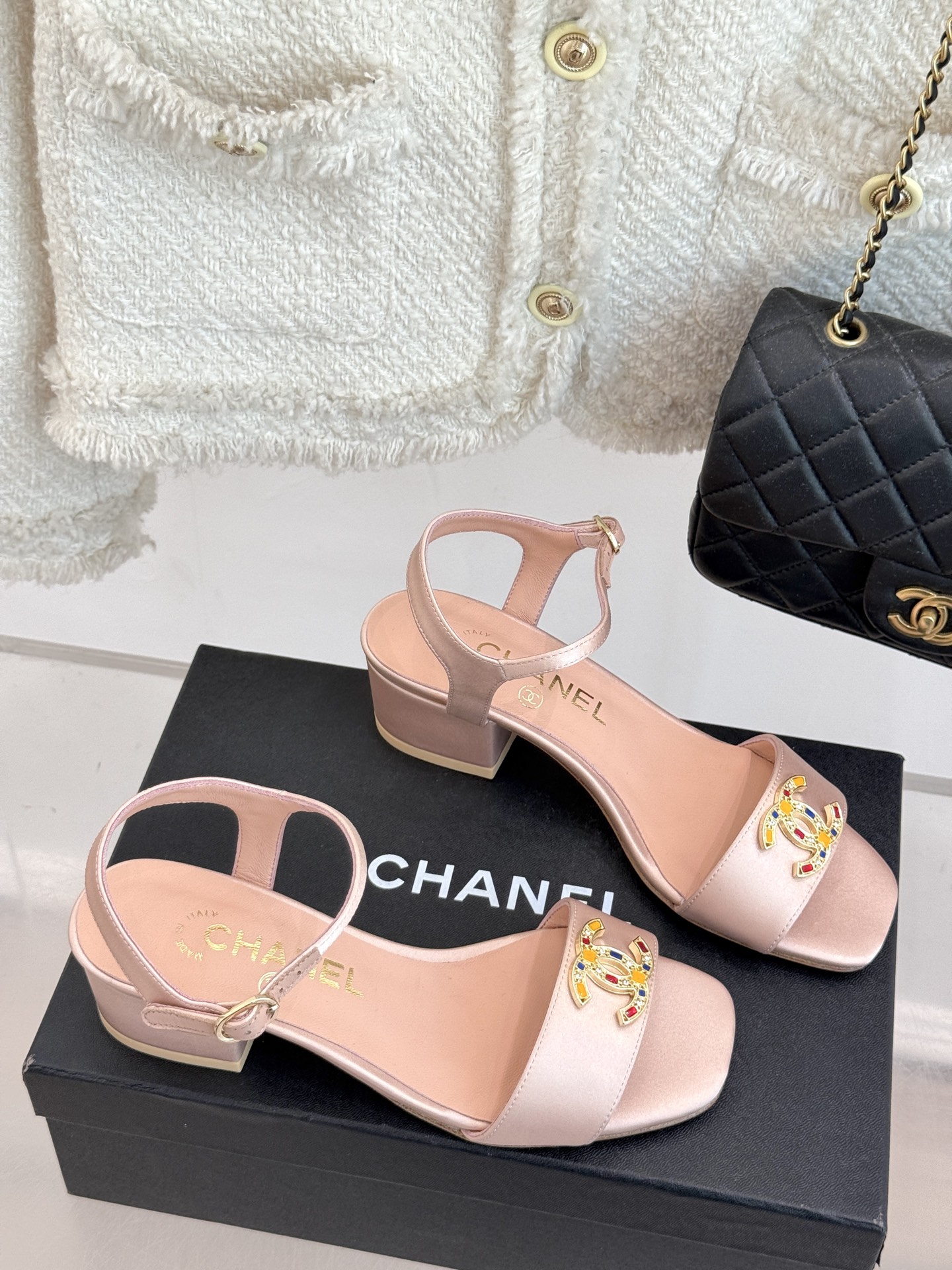 
CHANE*｜小香25。春夏新品
双带双C粗跟凉鞋
香奶奶家一贯的优雅名媛气质
高级感十足！上脚非常n