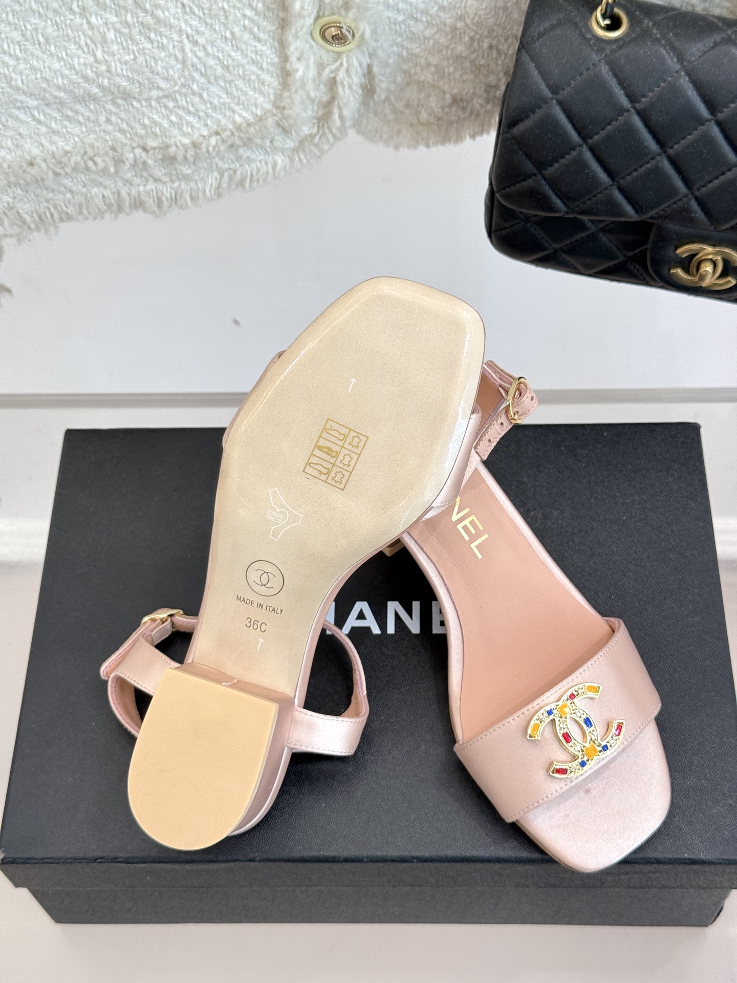 
CHANE*｜小香25。春夏新品
双带双C粗跟凉鞋
香奶奶家一贯的优雅名媛气质
高级感十足！上脚非常n