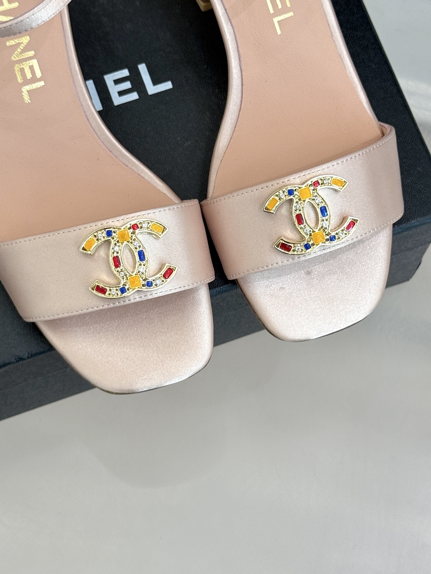 
CHANE*｜小香25。春夏新品
双带双C粗跟凉鞋
香奶奶家一贯的优雅名媛气质
高级感十足！上脚非常n
