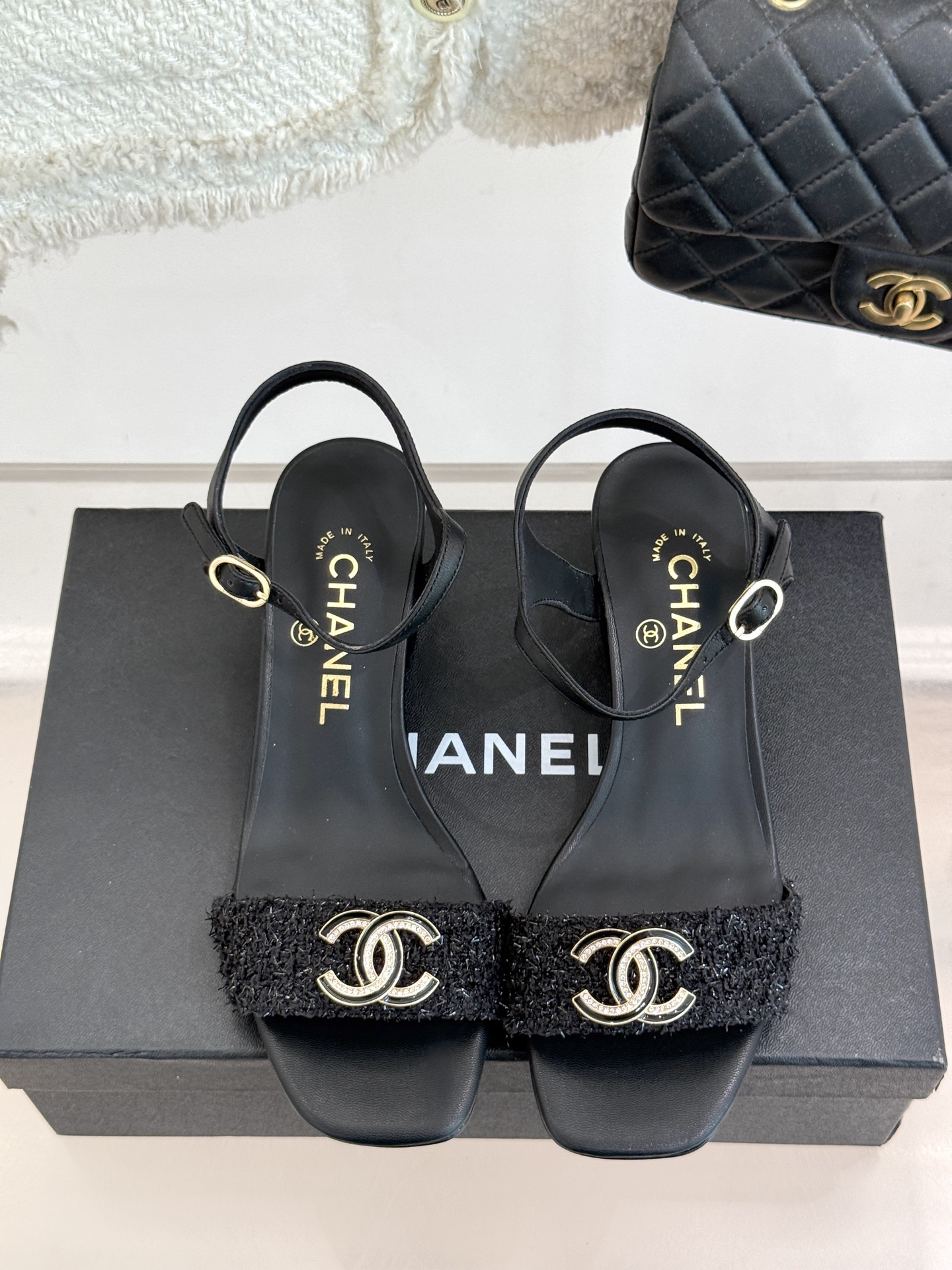 
CHANE*｜小香25。春夏新品
双带双C粗跟凉鞋
香奶奶家一贯的优雅名媛气质
高级感十足！上脚非常n