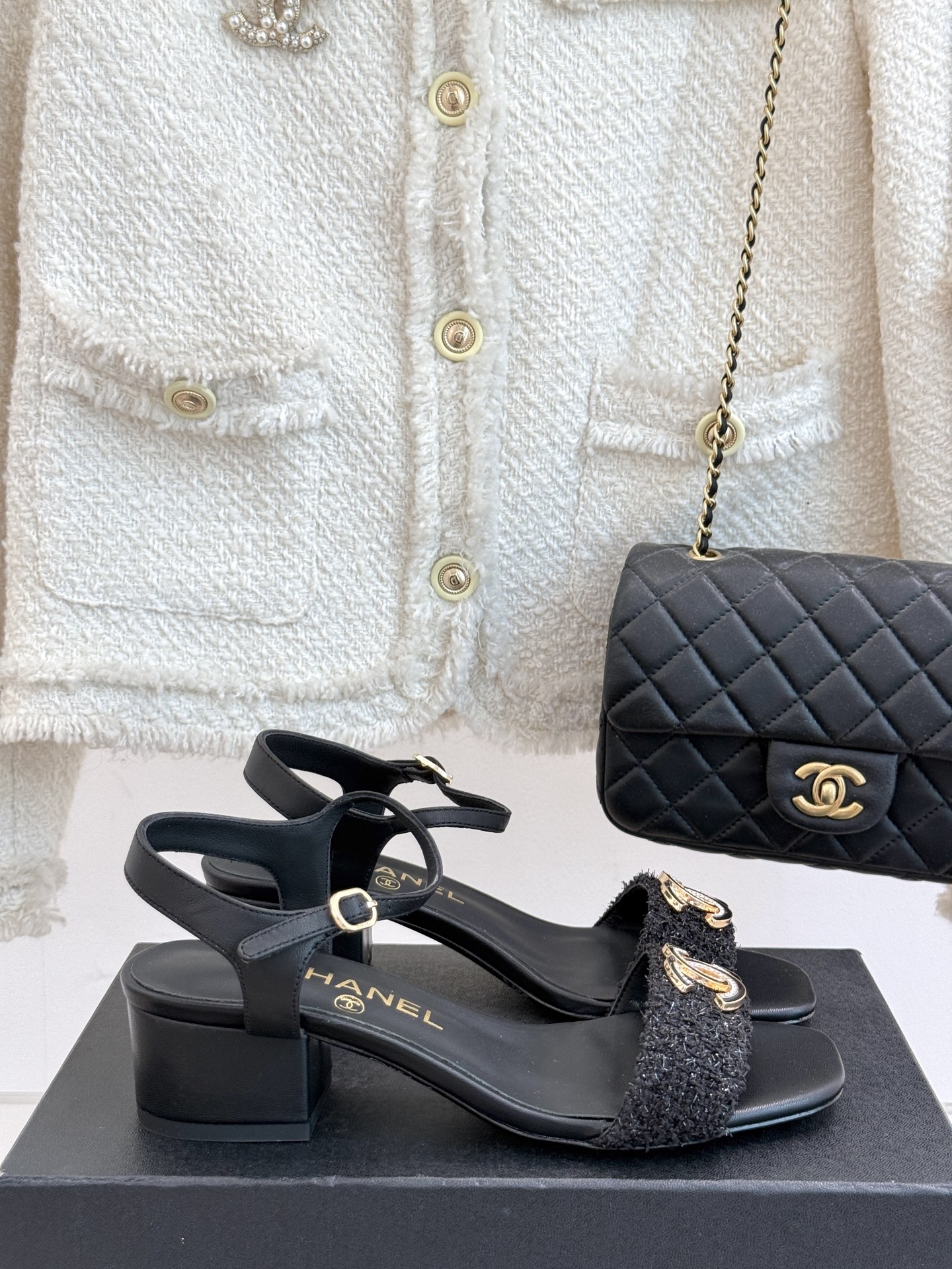 
CHANE*｜小香25。春夏新品
双带双C粗跟凉鞋
香奶奶家一贯的优雅名媛气质
高级感十足！上脚非常n