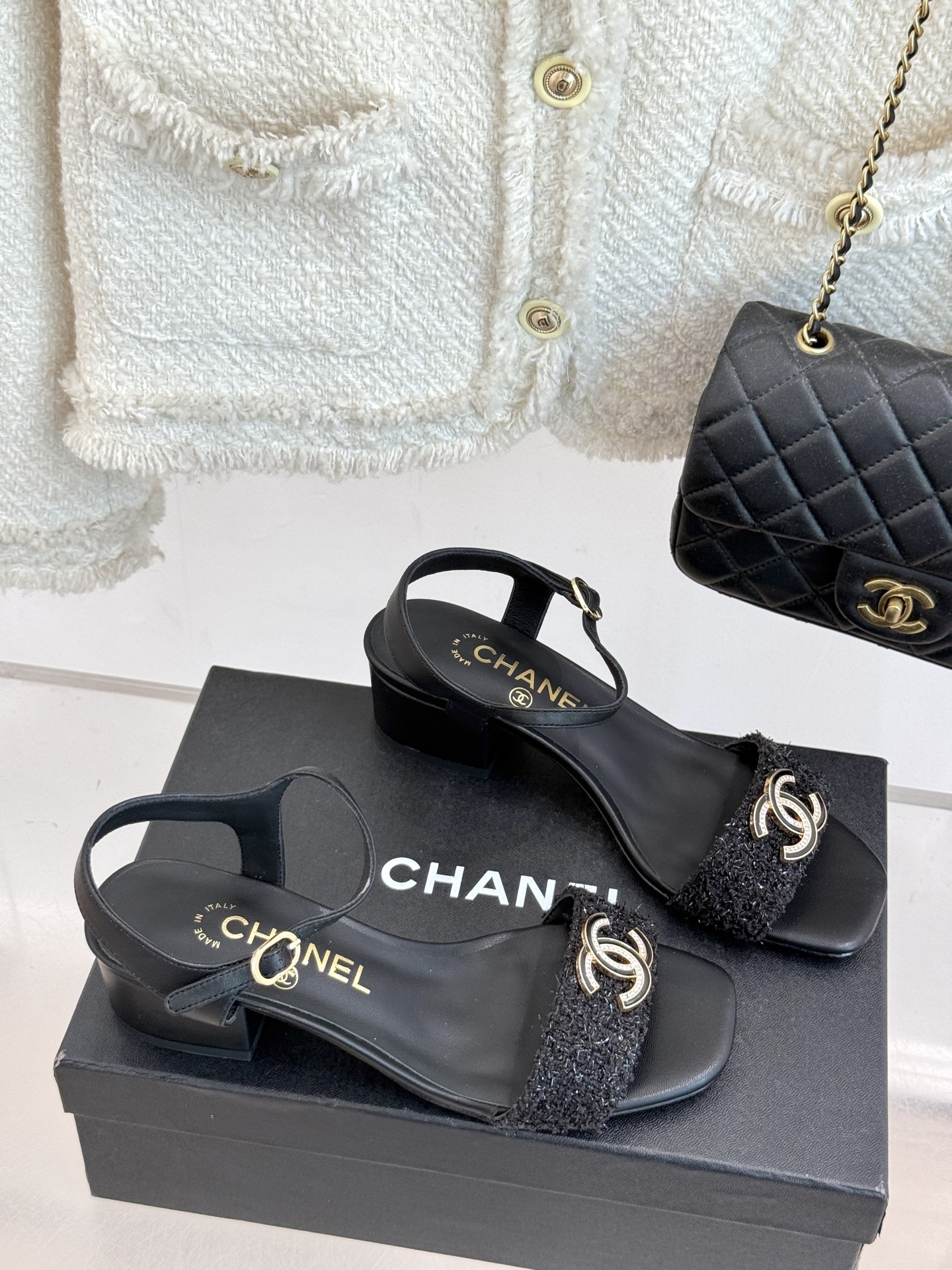 
CHANE*｜小香25。春夏新品
双带双C粗跟凉鞋
香奶奶家一贯的优雅名媛气质
高级感十足！上脚非常n