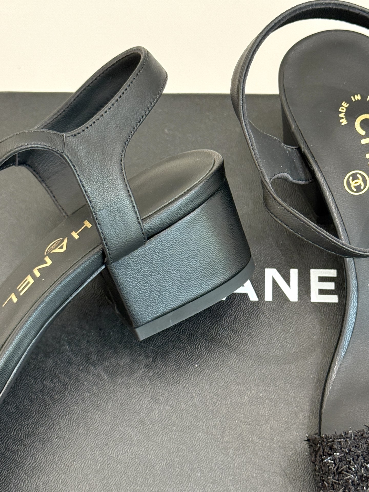 
CHANE*｜小香25。春夏新品
双带双C粗跟凉鞋
香奶奶家一贯的优雅名媛气质
高级感十足！上脚非常n