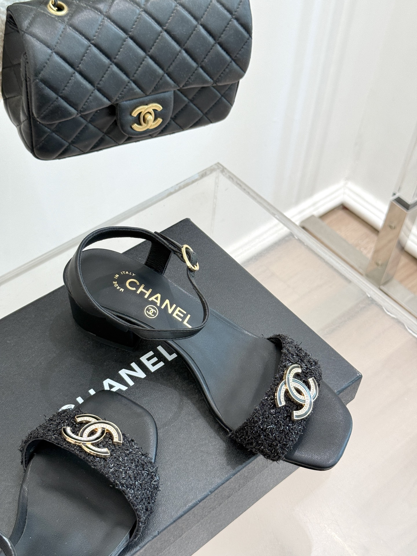
CHANE*｜小香25。春夏新品
双带双C粗跟凉鞋
香奶奶家一贯的优雅名媛气质
高级感十足！上脚非常n