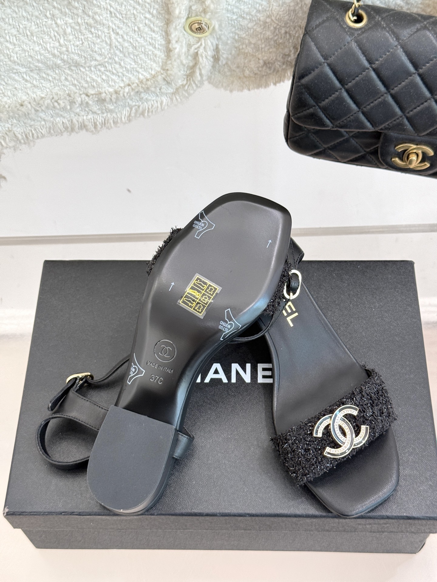
CHANE*｜小香25。春夏新品
双带双C粗跟凉鞋
香奶奶家一贯的优雅名媛气质
高级感十足！上脚非常n